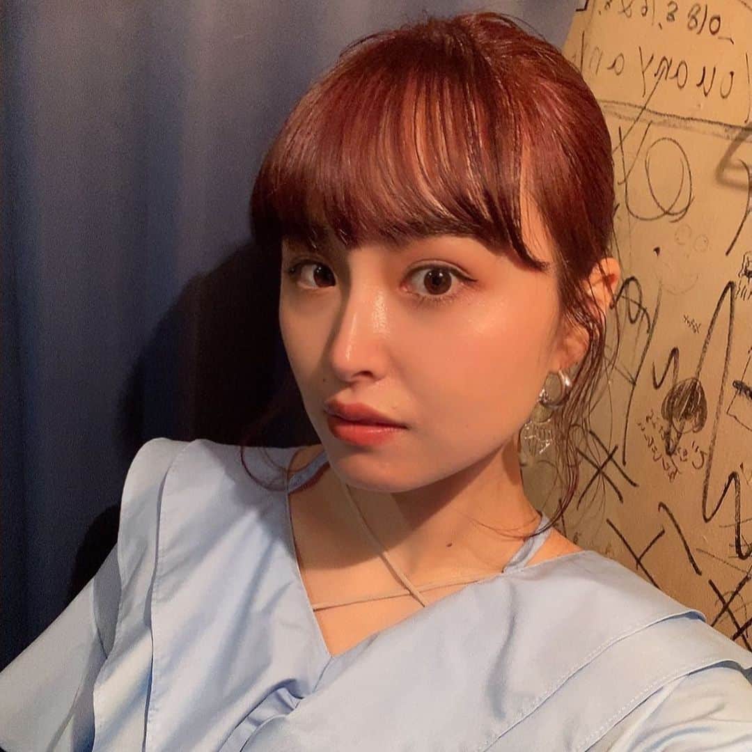 脇田もなりのインスタグラム：「下北沢251とじゃぱんぐ♪ ありがとうございました✨ 最高に楽しい夜すぎた💃🤍 しばらくライブないけど 制作頑張ります😭💪  春になったので髪色ピンクにした〜〜〜〜🌸🌸🌸🌸🌸🌸  #2023 #3月 #tokyo #live#hira#ヘアアレンジ #pink #ヘア #ピンクブラウン #🌸」