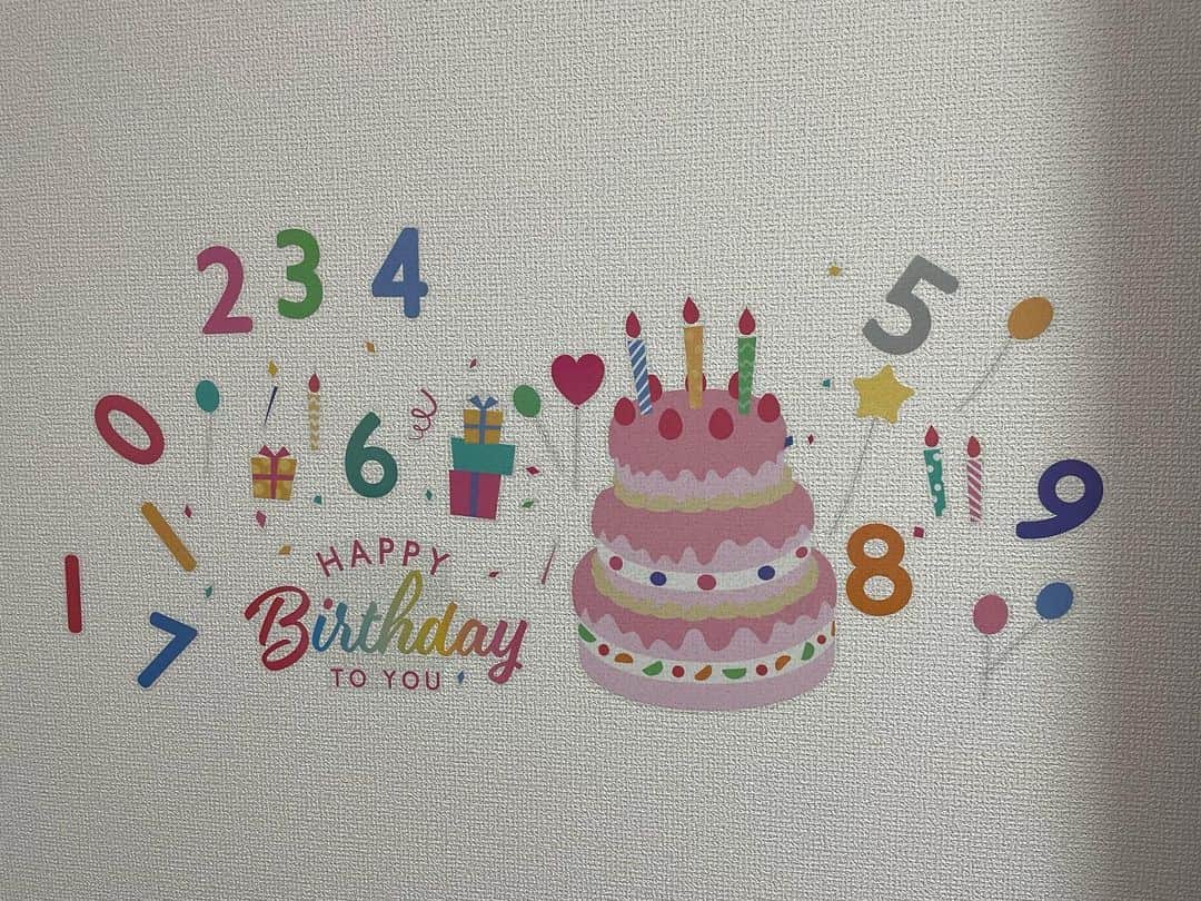 小泉エリのインスタグラム：「この前の上の娘のお誕生日の日🎂 シールで飾り付けをしていたら「てつだうー！」とお手伝いしてくれたのはいいんですが、何歳のお誕生日なのか分からなくなってました😅 6歳になりました🌸 #おめでとう」