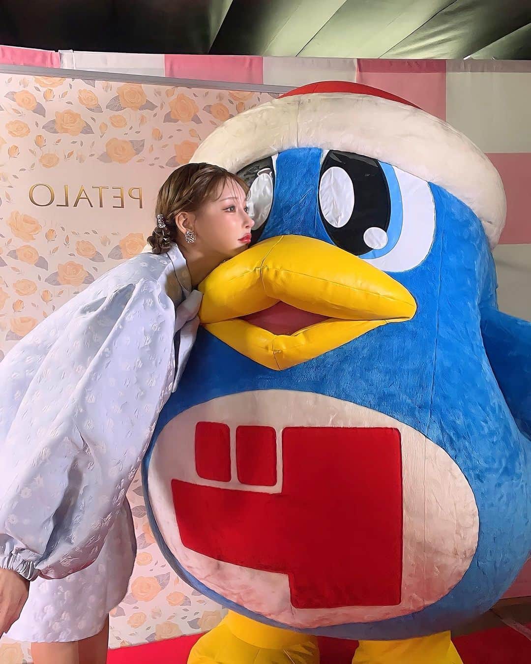 明日花キララのインスタグラム：「私の大阪のお友達かわいい🐧  本日は東京で @petalo.official のイベントです💄 13:00からと15:30からアイン&トルペ新宿東口店様でお待ちしております🌸🌸🌸 楽しい時間を過ごしましょ🎀」