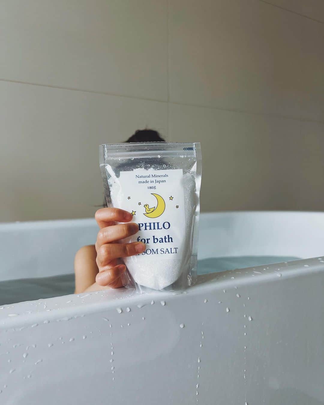 翁安芸さんのインスタグラム写真 - (翁安芸Instagram)「休日に朝からお風呂なんて、なんだか贅沢な気持ちに🐥🛁  お風呂好きの娘と。フィロバスちゃんのバスソルトは、乾燥肌の私たちには欠かせない。身体の中から温まり、肌もうるおうお風呂時間🫶🏻🤍  #weekend #bathtime #フィロバス #philobath #バスソルト #フィロフォーバス」3月11日 11時37分 - akinyc
