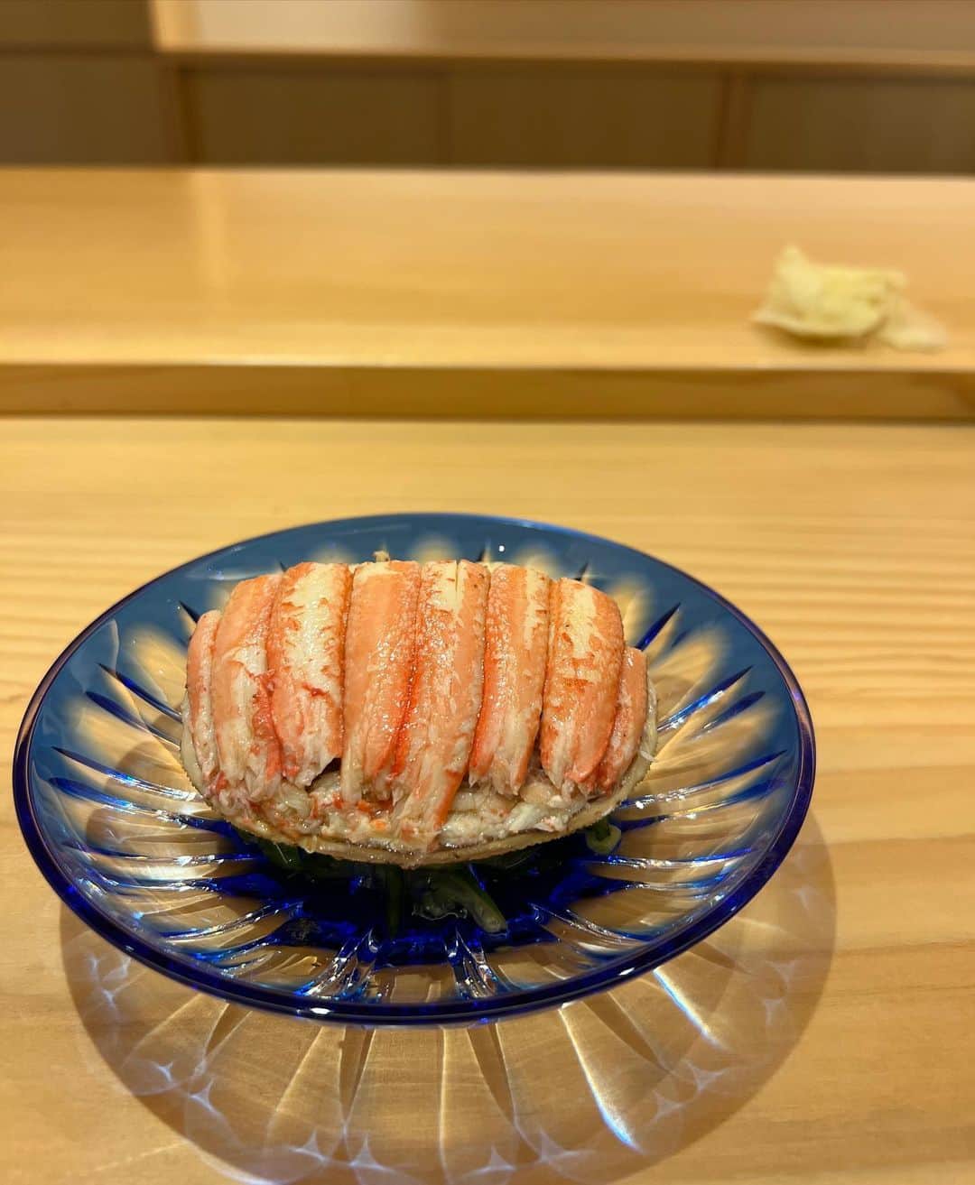 のインスタグラム：「金沢グルメ旅。一泊２日だったから胃腸の限界まで食べ歩いた。金沢に好きなお寿司屋さんは多いけど、ここの河原町一は信頼してるグルメな人から激推しされてて。結果、行って大正解🥺 ㅤㅤㅤㅤㅤㅤㅤㅤㅤㅤㅤㅤㅤ なんと言っても大将がとっても優しい。とっても居心地の良い空間で二組だけですごくゆっくり接客してくれた。味も申し分なし❤️  のどぐろ食べたくて風和利🫡一緒に行った相棒のさわちゃん（ @sawakohamamichi ）は日本酒好きが高じて日本酒ブランドを立ち上げたくらいだから彼女の選んでくれるお酒と美味しいおつまみで大変盛り上がった🍶 ㅤㅤㅤㅤㅤㅤㅤㅤㅤㅤㅤㅤㅤ この日の締めは広坂ハイボール。老舗のバーです。信じられない数のウィスキーと、豊かな知識で大変素敵な夜を過ごしました💐 ㅤㅤㅤㅤㅤㅤㅤㅤㅤㅤㅤㅤㅤ ここのマスターに教えてもらった大関という激渋小料理屋さんで金沢おでん。月曜日はなぜかおでんが安くなる🍢らしくてお会計は激安、味は最高でした！  #金沢旅行　#金沢グルメ　#河原町一　#風和利　#広坂ハイボール」