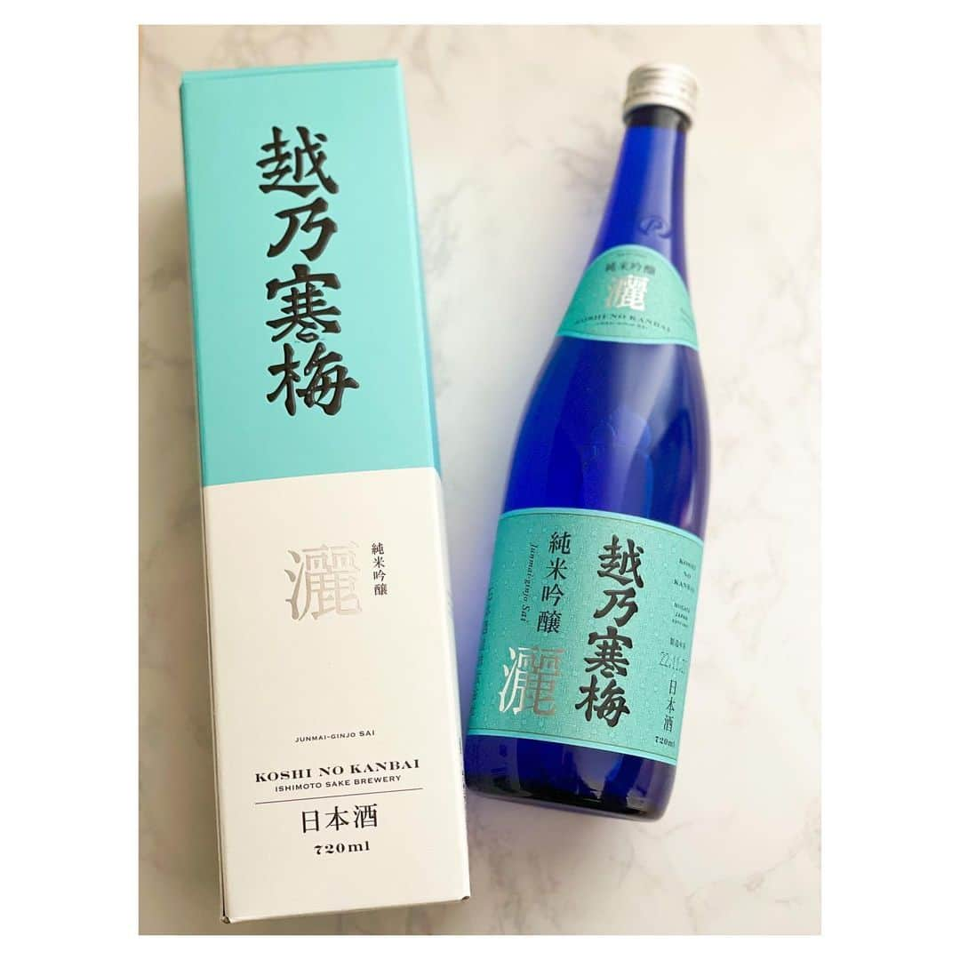 安蒜幸紀さんのインスタグラム写真 - (安蒜幸紀Instagram)「. 🍶越乃寒梅　灑 . 地元・新潟の日本酒頂きました 華やかな香りでフルーティー♡ でもどんなお料理もあわせやすく とてもバランスのとれたお酒です☻ . 和食にあうのはもちろん 洋食にもバッチリ！ . またパッケージがおしゃれですよね キッチンに置いてあると テンションが上がります✨ . みなさんも見かけた際には ぜひお試し下さい🤍 . #新潟#日本酒#新潟日本酒#酒蔵#越乃寒梅#純米吟醸#灑#日本酒好き#酒#お酒#地酒#家飲み#飲酒タグラム#sake#japanesesake」3月11日 11時42分 - ambirusaki