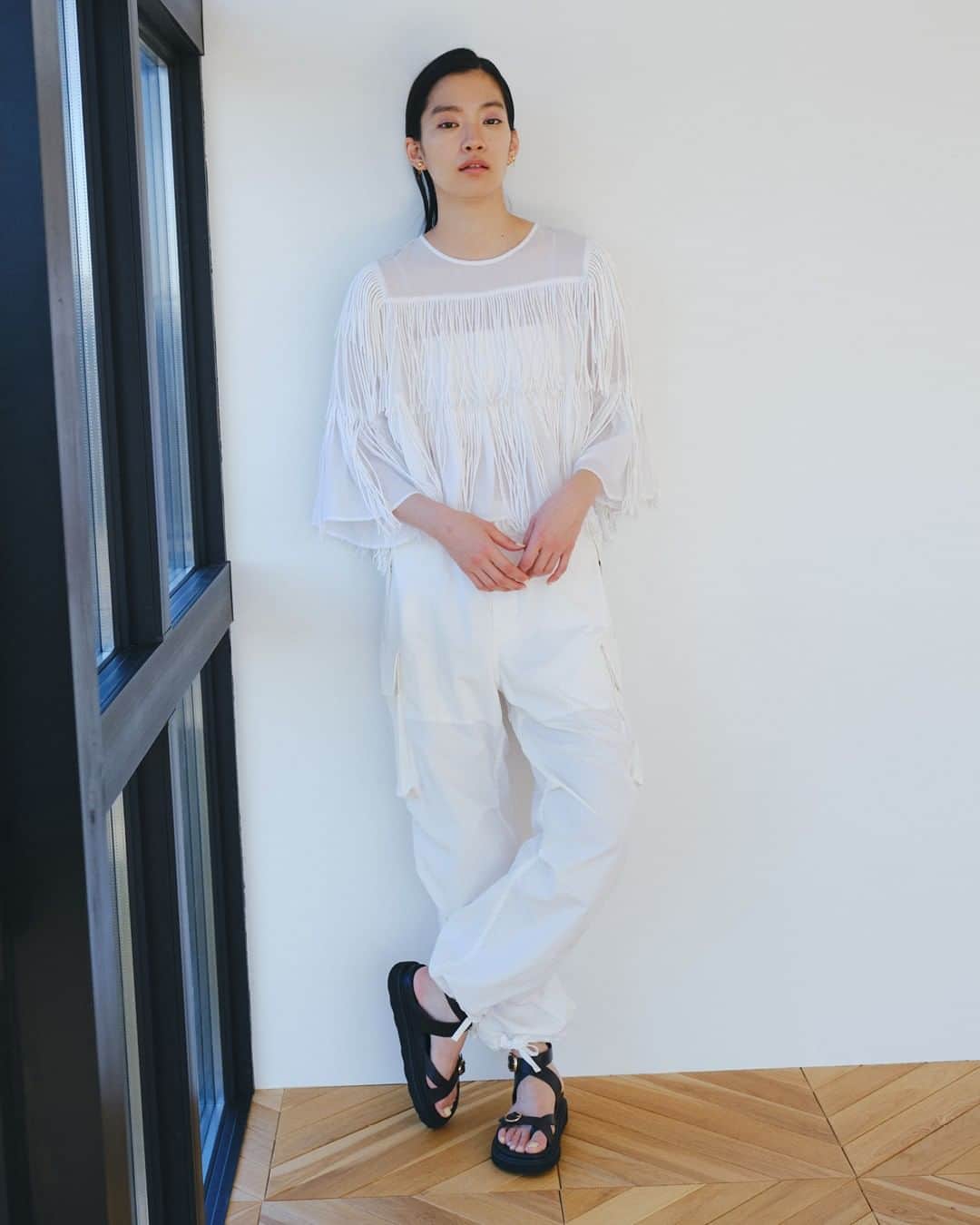 ルミネ公式のインスタグラム：「#weeklyrecommend_ilumine ・ “軽やかに、スプリングシューズ” ・ 足元はヌードに、リラックス感のあるサンダルが気分。しっかりとホールドして歩きやすい1足ながら、レザー仕上げなどでカジュアルダウンしすぎないのがポイント。 ・ 【WEEKLY RECOMEND】0309 ・ いますぐ着たいスタイリング＆アイテム特集を毎週更新。詳細はハイライトから。  ------------------------------ Photographer：Kodai Ikemitsu（BE NATURAL） @kodaiphoto Stylist：Maiko Kimura @maiko.mu Hair＆makeup：Mika Iwata（mod's hair） @mikaiwa Model：IO（TOMORROW TOKYO） @___aiueo_io Writer : Aiko Ishii @aikoishii_archives CreativeDirection：Mo-Green Co.,Ltd. ------------------------------  #lumine #ルミネ #ilumine #アイルミネ #fashion #coordinate #コーデ #ootd #サンダル #スプリングシューズ #春コーデ #spring #SpickandSpan #スピックアンドスパン #ファッションコーデ #コーディネート」