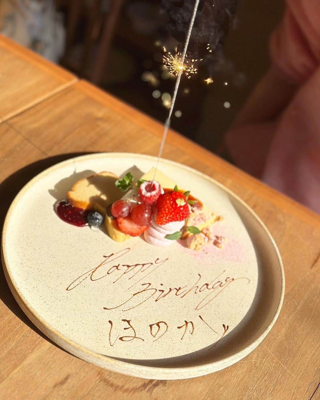 加田穂乃華のインスタグラム：「3月5日にお誕生日を迎えました🎂 もうすでにたくさんお祝いしてもらえて とても幸せ者だなぁと🥲💓  DMにもたくさんのメッセージ、 本当にありがとうございます🥹👏🏼  また一つ歳を重ね、 振り返っても本当周りに恵まれた人生で、 これからも感謝の気持ちを忘れず 人生一度きり！！ 自分らしく楽しく頑張っていきたいと思います😊  この日は@riri.ribon がお祝いしてくれました🎉 ポジティブでハッピーなりーちゃん大好きです いつもありがとう🥰  #trunkkitchen #trunkhotel #happybirthdaytome」