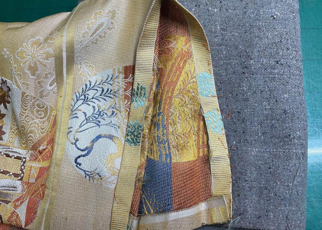 Diy Soho手作り倉庫さんのインスタグラム写真 - (Diy Soho手作り倉庫Instagram)「古い帯は帯芯が面白い😍  表帯が裂けそうなくらい古い帯も芯はしっかりしているし、素材や色も今では出会え無い様な 物が多い。 使い込んでクタクタな質感も好き🥰  織なのでミシンで縫えるし帆布とはまた違った味のある作品になりそう❣️  #古きもので作る洋服と小物 #世界にひとつだけの洋服と小物　#着物リメイク #帯リメイク #帯芯バッグ #ワニブックス」3月11日 12時03分 - diy_soho2