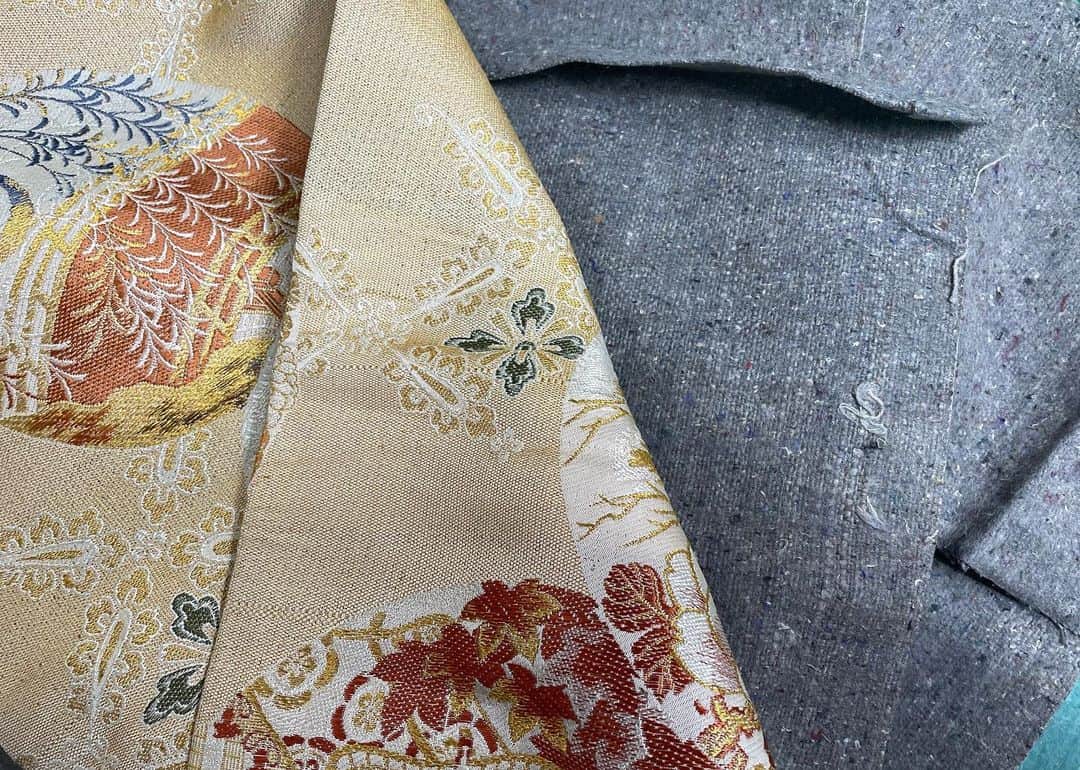 Diy Soho手作り倉庫さんのインスタグラム写真 - (Diy Soho手作り倉庫Instagram)「古い帯は帯芯が面白い😍  表帯が裂けそうなくらい古い帯も芯はしっかりしているし、素材や色も今では出会え無い様な 物が多い。 使い込んでクタクタな質感も好き🥰  織なのでミシンで縫えるし帆布とはまた違った味のある作品になりそう❣️  #古きもので作る洋服と小物 #世界にひとつだけの洋服と小物　#着物リメイク #帯リメイク #帯芯バッグ #ワニブックス」3月11日 12時03分 - diy_soho2
