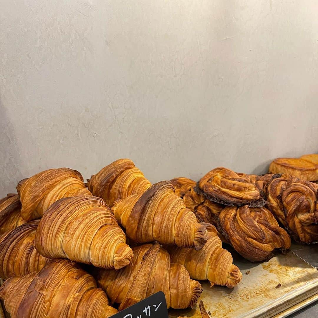 MAOIWATAのインスタグラム：「🥐🥪🍞 📍 #sanjusan 八幡山♡  焼き上がるたびに食べたくなっちゃう パン屋さん🥺🥐 赤ちゃんもいっぱいいた👶☺️  #八幡山グルメ #八幡山カフェ #パン屋」