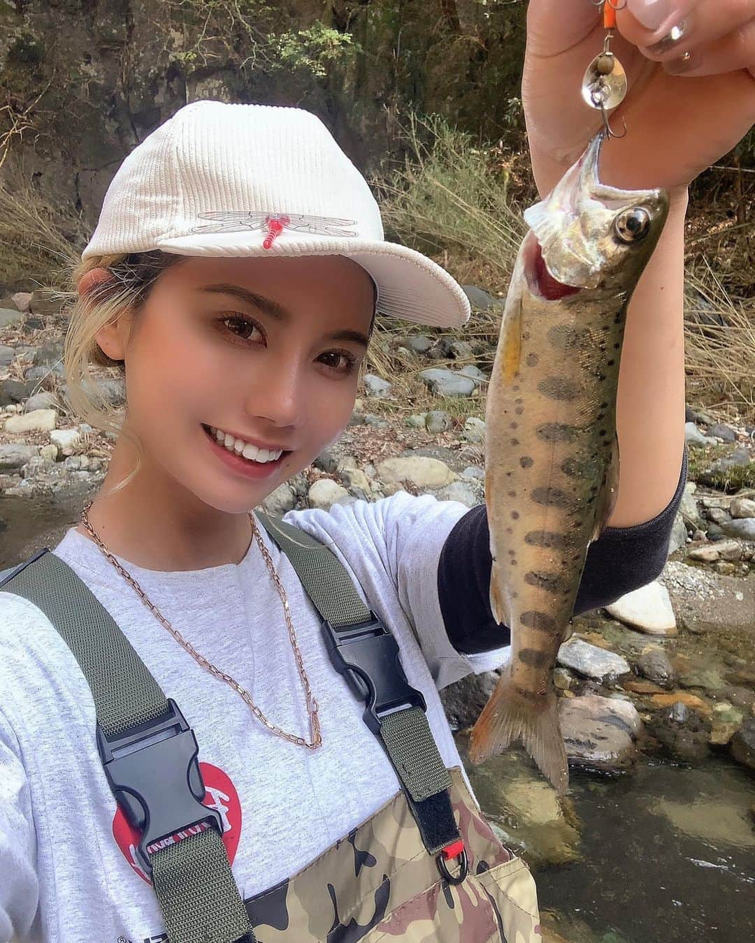 KANAのインスタグラム：「3月1日〜私が住んでいる地方は解禁しました✌️ 解禁後2度🐟、振られてやっと釣る事が出来ました〜笑笑  サイズは小さめだけど2匹釣れました〜っ💓 けど、なんかやっぱ解禁してまだ10日しか経ってないのに去年に比べて姿も見えないし渋い気がしました（ ; ; ） なんでだろ〜。。。すれてる気もしないんだけどなあ。。  単純にみきられてるんかなあ？？笑笑笑  去年はお遊び程度でしかしてなかった（渓流釣りはハードル高そうなイメージもあったしポイント探しも難しいし）  けど今年は年パスも購入したし、渓流釣り極めたい✨✨と本当に思ってます💓  自然の中に自然というフィールドへ足を運び、魚が居そうなポイントに投げて見つけて歩いてまた探して。。 自然を体感することの心地よさ！  マイナスイオンをたっぷり浴びながら💓  この感覚ハマるな〜て思ってさ。  今回は私の持っているバスタックルで1番ライトなものを使用して挑んだんだけど、初心者にも使用しやすいアイテムやオススメなものなど、渓流釣りに詳しい方どんな情報でもいいので参考にさせてください〜✨✨  あと、今回私の帽子とポーチに装着しているトンボは、累計販売50万個突破あの大人気おにやんま君の姉妹品あかねちゃんです✌️  アキアカネを模したあかねちゃんは虫除けスプレーなどを使用せず、「身につけるだけで捕食を恐れた蚊やコバエや蜂などが近付かない」とされていて害虫から身を守ることができる便利グッズなのでこれからの時期、キャンプや釣りなど多様なシーンで活躍してくれますよ^ ^  私の感想ですが、今回のあかねちゃんは、オニヤンマくんはトンボをリアルに感じるので苦手とか感じている方におすすめです^ ^ 小ぶりで可愛いので虫嫌いな女性やお子様にも装着しやすいデザインになったなあと感じました〜。  3月中旬から順序全国釣具店やネット↓などでも販売されるみたいなので見つけたら手に取ってみてくださいね^ ^ @oniyanmakun_eq   #釣り #あかねちゃん #あきあかね #アキアカネ #オニヤンマ君 #オニヤンマ #釣り好きな人と繋がりたい #渓流釣り #渓流 #渓流ルアーフィッシング #川釣り #ヤマメ #ヤマメ釣り #ウェーダー #フィッシング #fishing #fish #自然が好き #釣り女子」