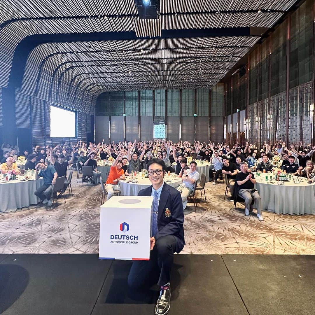 イ・キョンのインスタグラム：「그간 너무 바쁘게 지냈습니다.. #칼디앤모어 매장 GRAND OPEN은 드디어 3월 19일입니다..  지난 달.. #도이치모터스 포상휴가 행사 진행도 맡으며  바쁘게 잘 지내고 있습니다 😊😊 #다낭 #베트남 에서 분명 최고가 될겁니다.. #이켠 🇻🇳🇻🇳」