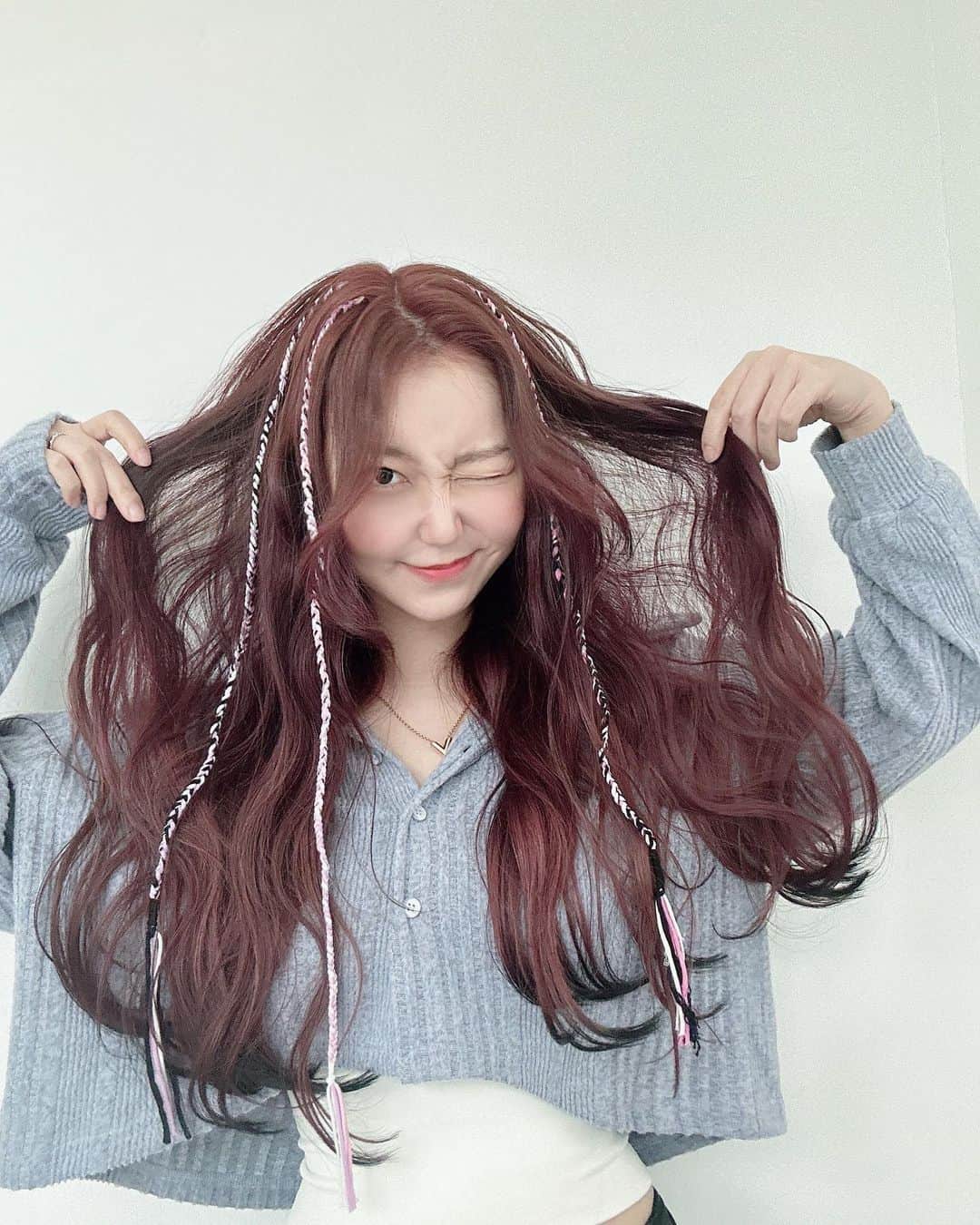 かおるのインスタグラム：「おまたぺーーーーー‼️ 1年ぶりのnewヘアです🌼 動画まだ見てない人いたら 韓国での最近の流行りとか 最近の韓国事情とか ｳﾁらの恋バナ☺️🌼❤️とか いろいろリアルなお話たくさんしてるから 是非動画も見てねー！！  【今回の袋とじ(？)】 下から撮ったパンパンな私  #韓国#美容室#カラー#エクステ#流行り#twice#真似じゃないよ#全国の#once#本当ごめん」