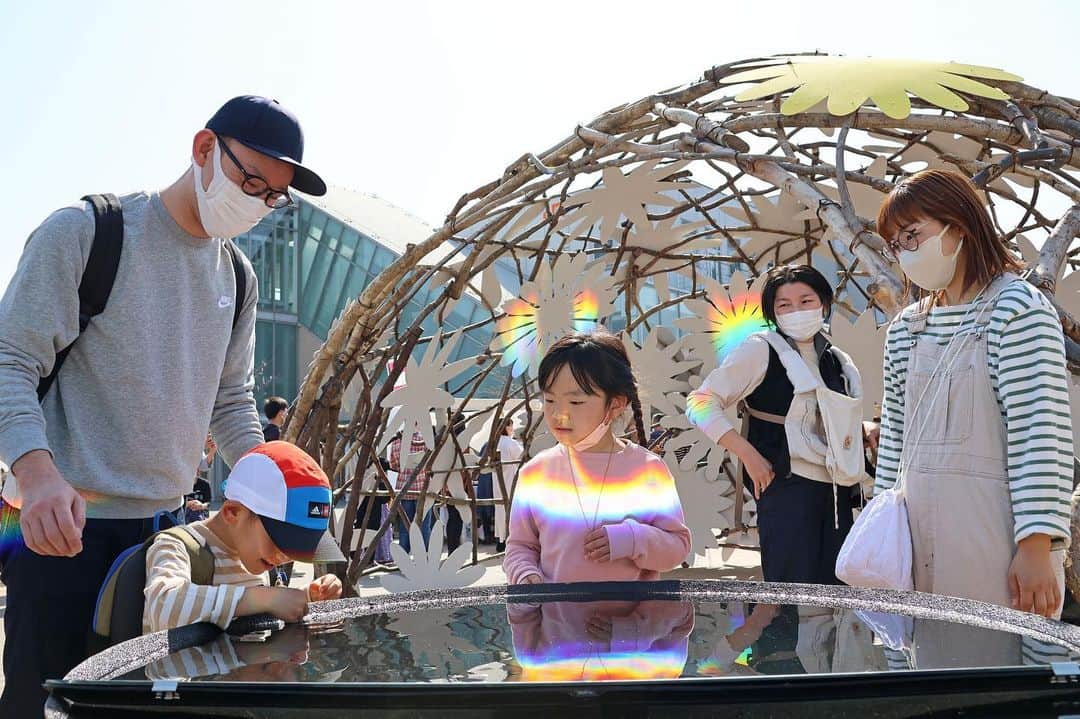 島田市のインスタグラム：「島田駅北口駅前広場では「しまだの名物マルシェ」が午後3時まで開催中！ 会場では、「UNMANNED無人駅の芸術祭／大井川」のアート作品も展示されています。家族でマルシェを訪れた子どもたちは、広場中央にあるレインボーハットに興味津々でした。 #島田市 #しまだ #shimada #静岡県 #静岡 #shizuoka #日本 #japan #レインボーハット #無人駅の芸術祭 #アート #art」