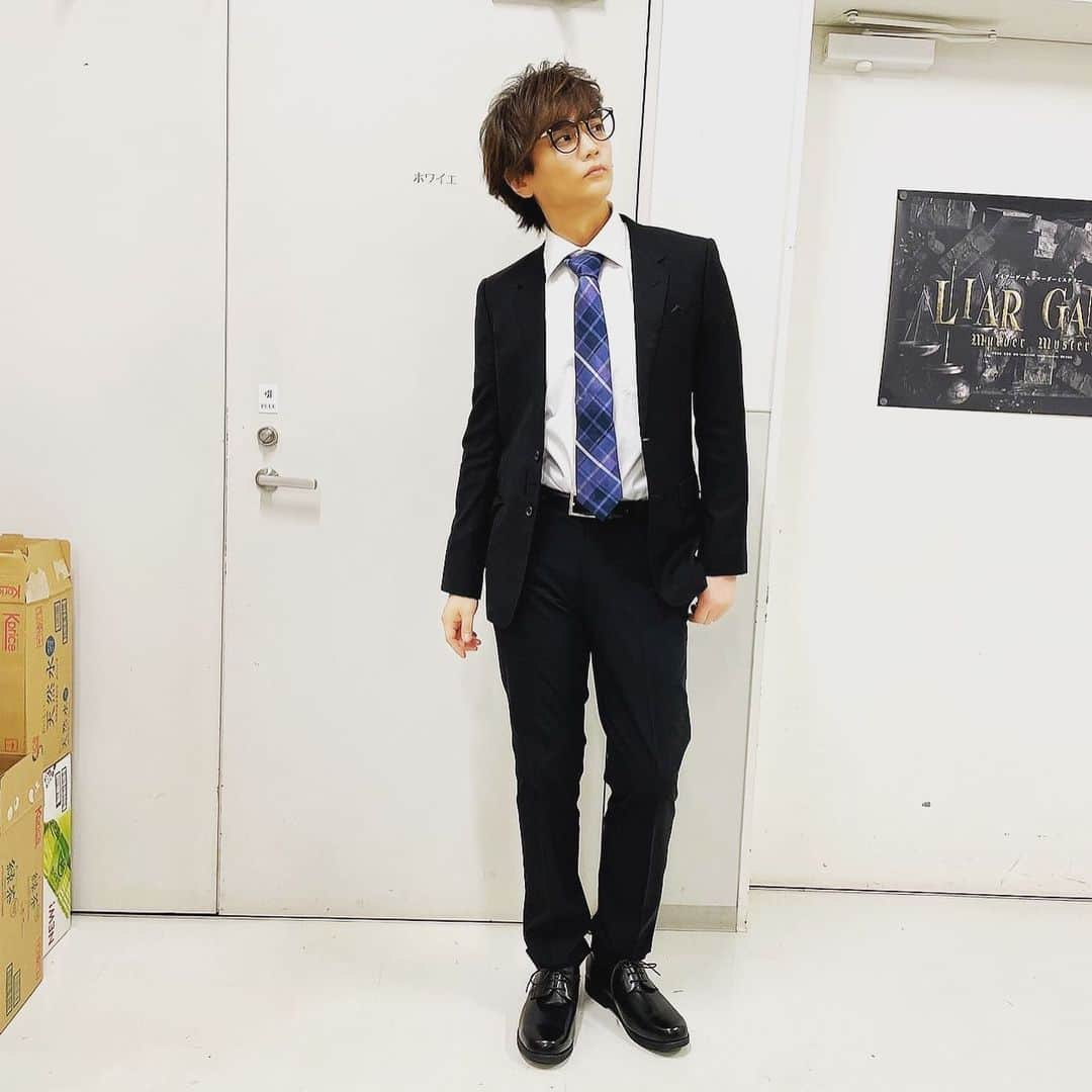 浅沼晋太郎さんのインスタグラム写真 - (浅沼晋太郎Instagram)「舞台「LIAR GAME murder mystery」終了。会場に足を運んでくださった皆さま、配信でご覧いただいた皆さま、本当にありがとうございました！  同じ台本のない舞台ではありながらAD-LIVEとはまた違った緊張感の中、気心知れた面子とヒリヒリする駆け引きがやりあえたこと、とても幸せでした。頭フル回転だったのでものすごく疲れましたけど…。  昼は人形師、夜は弁護士を演じさせていただきました。昼の人形師はちょっとワイルドめに老けさせたいと思い、メイクさんにヒゲを描いていただきました。  他の日のチームがどんな攻防戦を繰り広げていたのか、これからどうバトルするな、俄然観たくなりました。  12日（日）まで、上野の飛行船シアターで。生配信、アーカイブもございますので、ぜひ。  #ライアー舞台 #LIERGAME #ライアーゲーム #マダミス」3月11日 12時48分 - shintaroasanuma_official