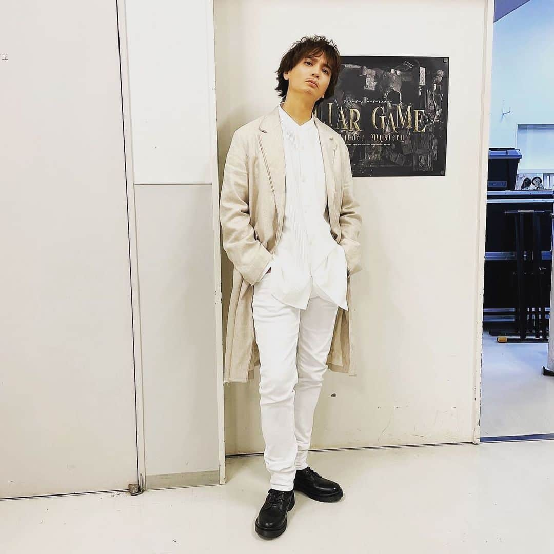 浅沼晋太郎さんのインスタグラム写真 - (浅沼晋太郎Instagram)「舞台「LIAR GAME murder mystery」終了。会場に足を運んでくださった皆さま、配信でご覧いただいた皆さま、本当にありがとうございました！  同じ台本のない舞台ではありながらAD-LIVEとはまた違った緊張感の中、気心知れた面子とヒリヒリする駆け引きがやりあえたこと、とても幸せでした。頭フル回転だったのでものすごく疲れましたけど…。  昼は人形師、夜は弁護士を演じさせていただきました。昼の人形師はちょっとワイルドめに老けさせたいと思い、メイクさんにヒゲを描いていただきました。  他の日のチームがどんな攻防戦を繰り広げていたのか、これからどうバトルするな、俄然観たくなりました。  12日（日）まで、上野の飛行船シアターで。生配信、アーカイブもございますので、ぜひ。  #ライアー舞台 #LIERGAME #ライアーゲーム #マダミス」3月11日 12時48分 - shintaroasanuma_official