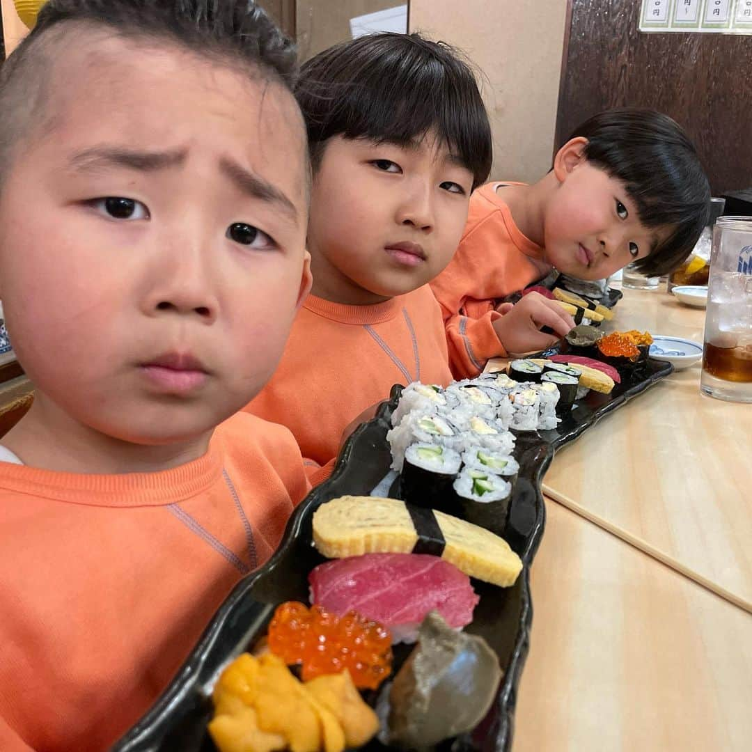 しょうやんさんのインスタグラム写真 - (しょうやんInstagram)「お寿司。  食べてきたよ。 しゅうだいは初ウニ初カニ味噌。  まだ大人の味だったようです。 1番おいしかったのは卵。。  高くついただけですが 何事も経験ということにしとこ。。  #しょうやん男三兄弟 #男三兄弟 #三兄弟 #子供のいる暮らし」3月11日 12時56分 - shoyan888