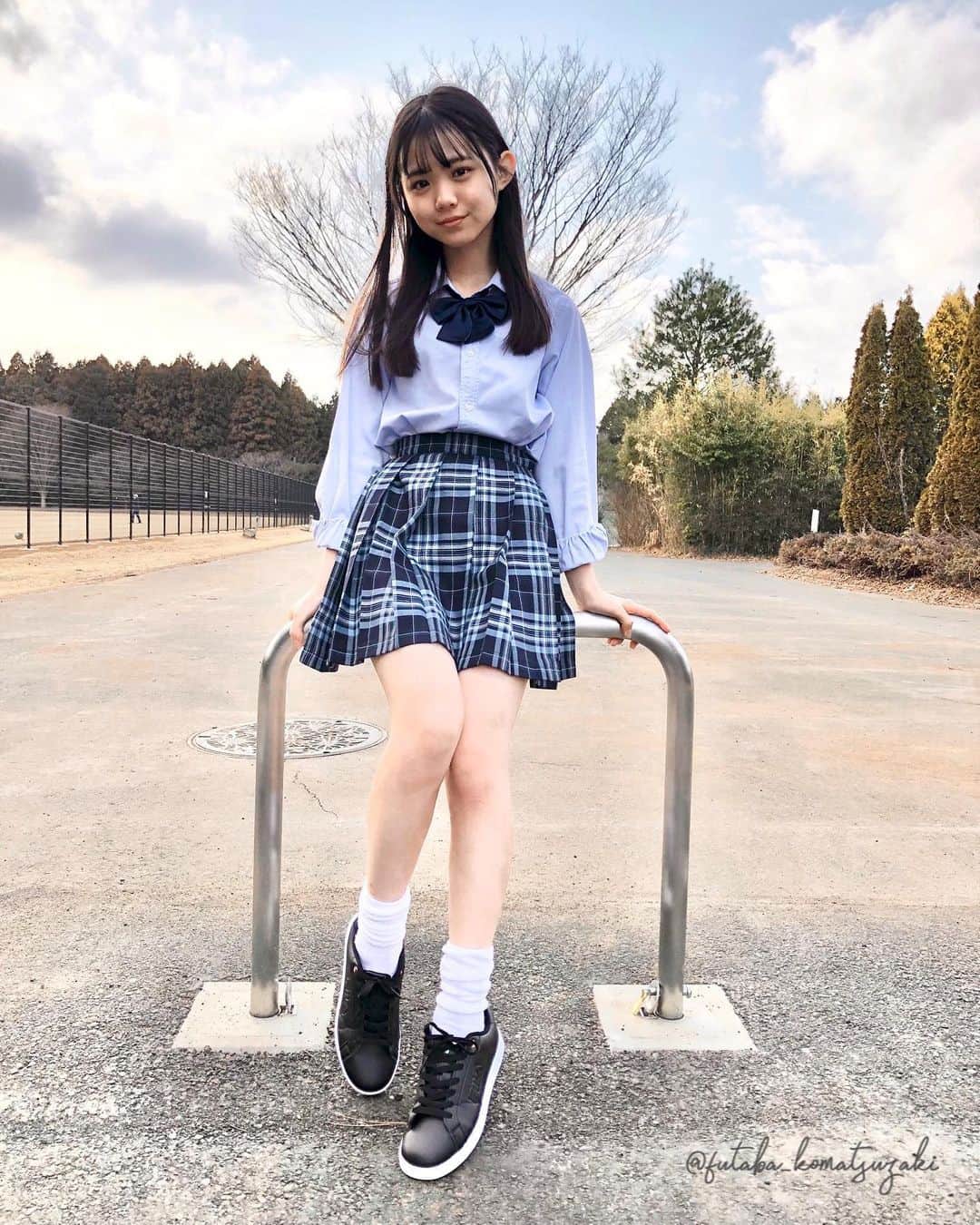小松崎ふたばさんのインスタグラム写真 - (小松崎ふたばInstagram)「🌱  ニコラ✖️FILAコラボ学校スニーカー👟 全4種類のうち今日は黒のシンプルスニーカーを履いてみました❤︎❕ 驚くほど軽いから疲れにくいし体育もバッチリできちゃう♪ 校則が厳しくてもピンクの中敷きでおしゃれできるのもうれしい💞 テープロゴはスクバに付けてみたよ！イケ感upできたかな？？？  詳しくはニコラの特別サイトでチェックしてね！ @shoeplaza.chiyoda #シュープラザ#ニコラx FILAコラボ#ニコラxfilaコラボ#学校スニーカー#ニコラ4月号発売中#ニコラ#nicola#ニコモ#小松崎ふたば#🌱」3月11日 12時58分 - futaba_komatsuzaki