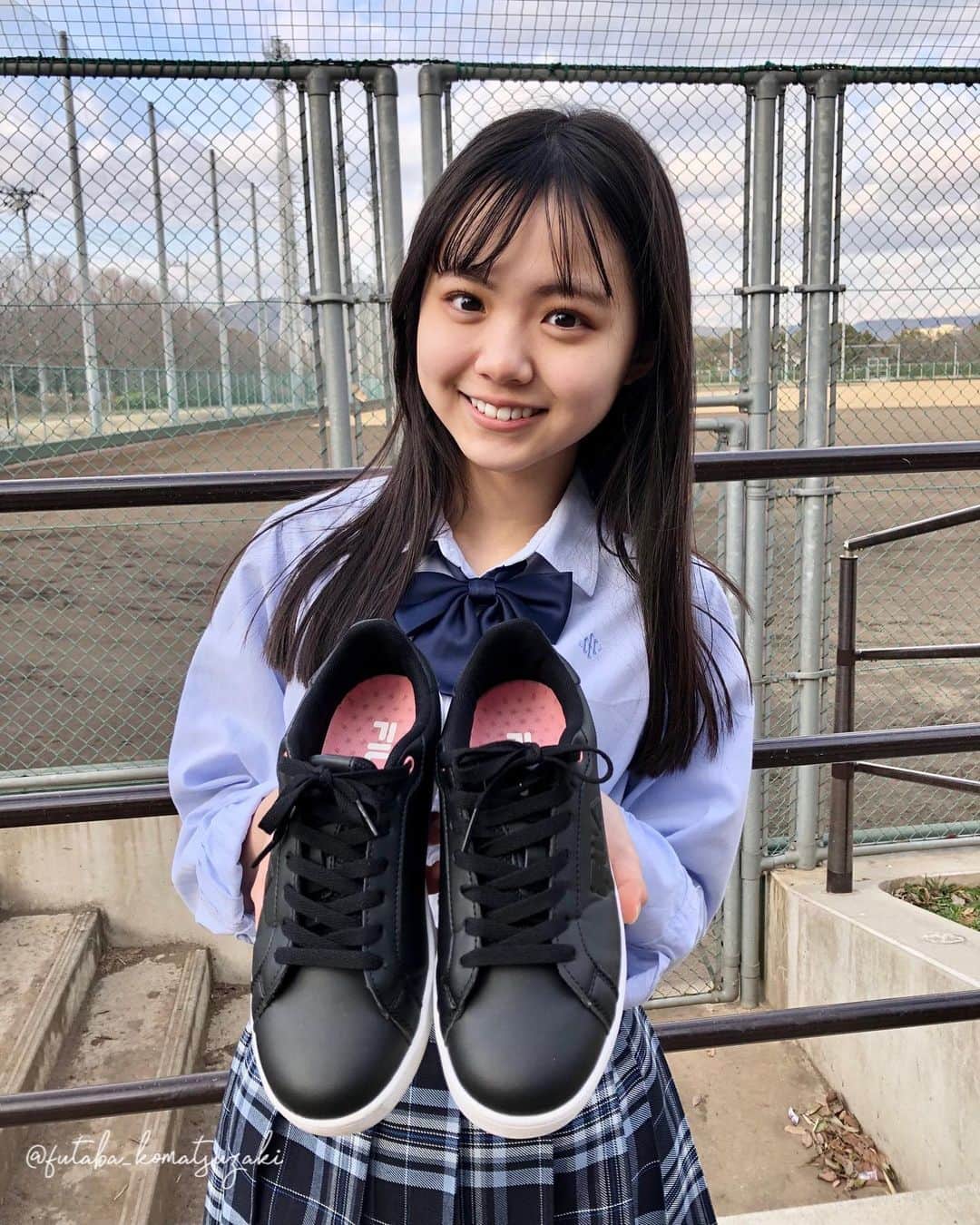 小松崎ふたばさんのインスタグラム写真 - (小松崎ふたばInstagram)「🌱  ニコラ✖️FILAコラボ学校スニーカー👟 全4種類のうち今日は黒のシンプルスニーカーを履いてみました❤︎❕ 驚くほど軽いから疲れにくいし体育もバッチリできちゃう♪ 校則が厳しくてもピンクの中敷きでおしゃれできるのもうれしい💞 テープロゴはスクバに付けてみたよ！イケ感upできたかな？？？  詳しくはニコラの特別サイトでチェックしてね！ @shoeplaza.chiyoda #シュープラザ#ニコラx FILAコラボ#ニコラxfilaコラボ#学校スニーカー#ニコラ4月号発売中#ニコラ#nicola#ニコモ#小松崎ふたば#🌱」3月11日 12時58分 - futaba_komatsuzaki