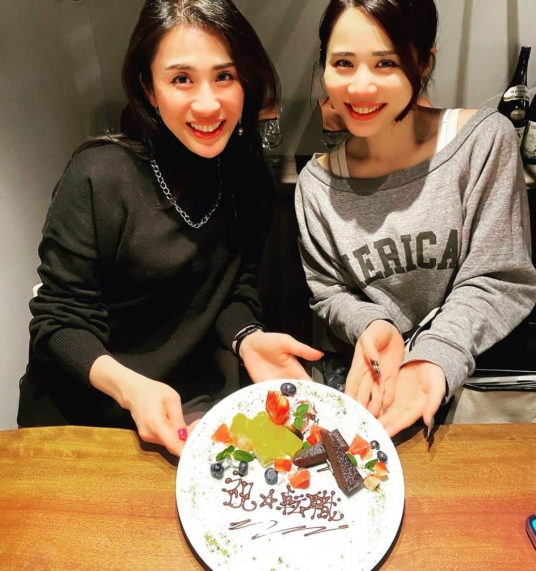 鈴木涼美のインスタグラム：「お互い誕生日と仕事絡みしか祝うことがないままのアラフォー。 #転職祝い　#kintan」