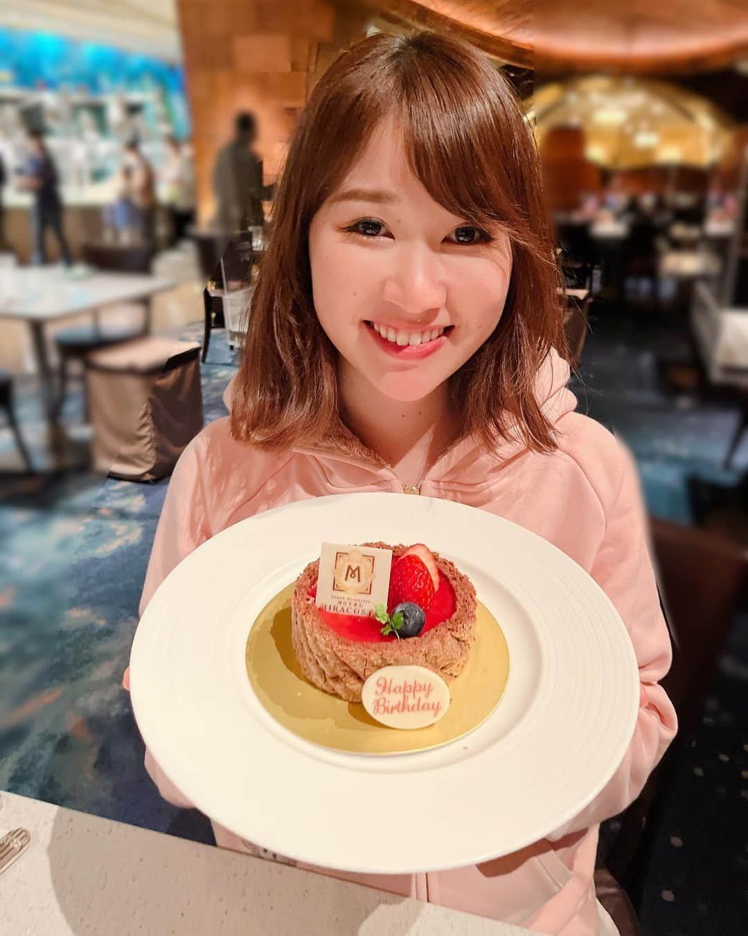 あつろーさんのインスタグラム写真 - (あつろーInstagram)「ひろハッピーバースデー🎉 ミラコスタでお祝い✨ 喜んでくれて良かった♪ これからもよろしく〜☺️ #ディズニー #ママ大好き」3月11日 13時22分 - atsu6u