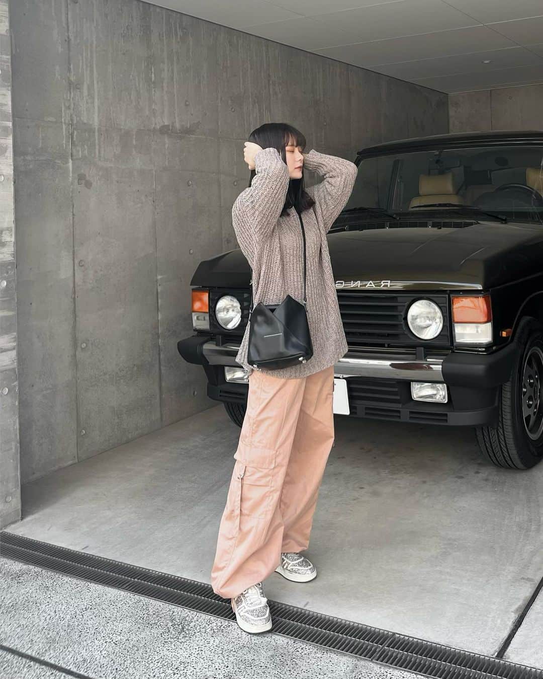 木村なつみのインスタグラム：「春だから！と思って色物を買ってみたよ~🏷 バッグもおニューです ポーズがうざめなのはご愛嬌で🫠」