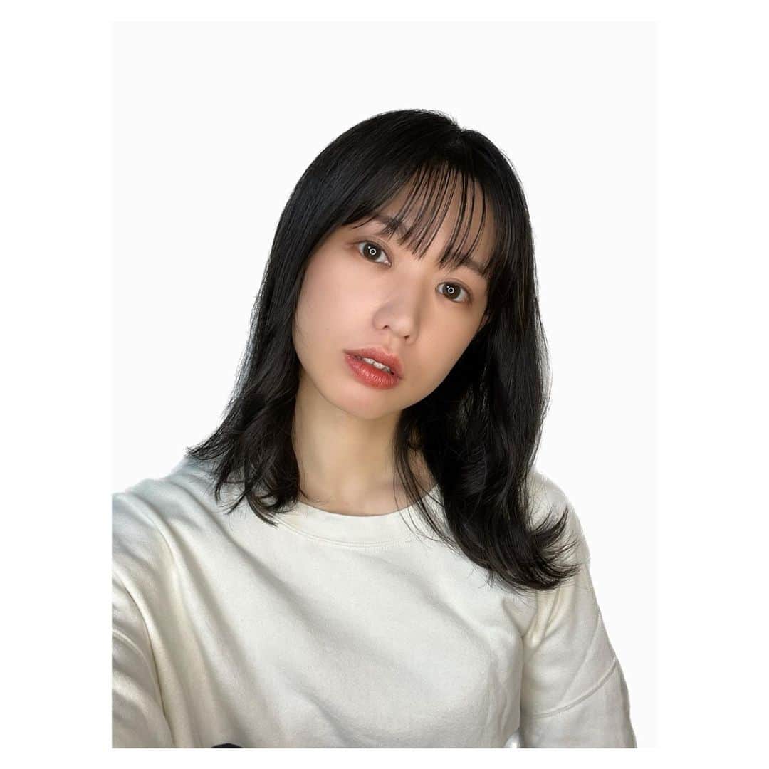 一木千洋のインスタグラム：「少し前のこと  パーソナルカラー診断を受けました✨( @ai25524 )前にも別の所で受けたい事あったけどメイクの色がしっくりこない物があるな、感じていたのでせっかくなら、16タイプパーソナルカラー診断・7タイプ骨格診断・顔タイプ診断フルで受けてきました✨(知らない人には何だこの呪文…て感じたと思うけど)  結果は…1st ウォームオータム、2nd ウォームスプリング 黄みが大事らしいです！  骨格はカジュアル 顔タイプはソフトエレガント  メイクとかお洋服選びとか、今はやっと楽しいなって思えるけど、それまではまず何を選んでいいか全く分からない…そもそも似合うって何…？状態で生きてきたので、こんなふうに今まで選んだ事ないような色とかファッションに興味をもついいきっかけになりました☺️  ブラウン系のリップは今まで全然付けてなかったけど、塗ってみたら全然いけるじゃん！とテンション上がりました✨」