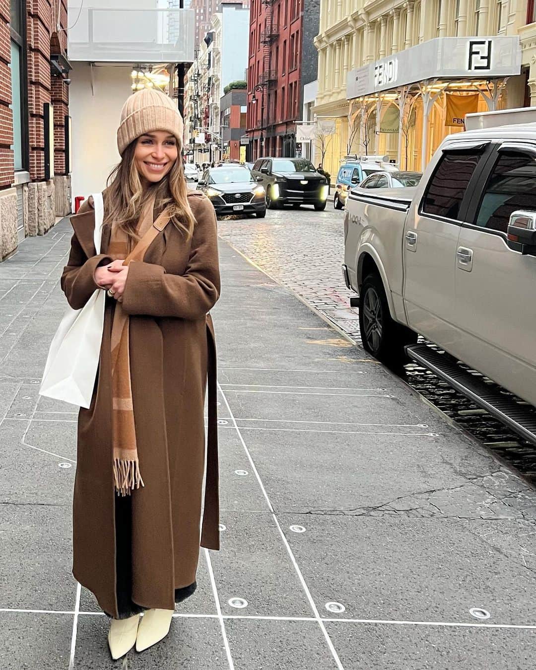 エミリア・クラークのインスタグラム：「The look of a hungry shopper eyeing up her next line of attack.  Oh New York, I love you 😘   #imactuallyflirtingwithastorefront #timetofindanewhobby #🫣」