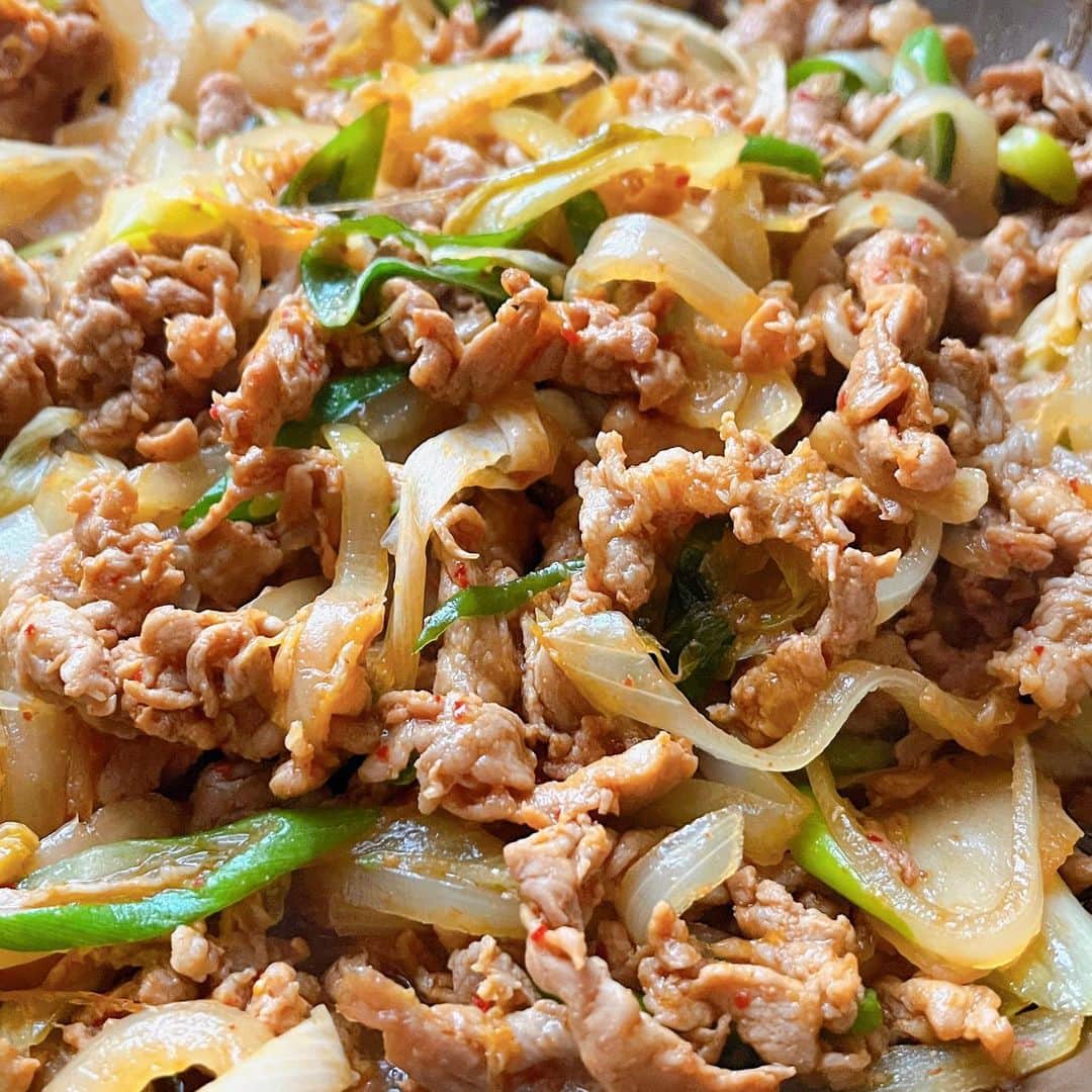 トテンのインスタグラム：「先日の授業参観。 「わたしは、お母さんの作るハンバーグと、カレーと、豚キムチが大好きです！」 と、たまちゃんは元気いっぱいにみんなの前で発表してくれました。  ハンバーグとカレーはまだ分かる。まさか豚キムチがランクインしてくるとは（笑） 確かに豚キムチの日は、たまちゃんの目の輝きが違います。  豚のこま切れにキムチや調味料をよく揉み込んで、たっぷりの玉ねぎとちょっと甘めの味付けで仕上げる我が家の定番おかず。  今度は、お母さんのローストビーフは絶品です！とか発表してもらえるようにがんばります。(←もう一年以上作ってない😂)」