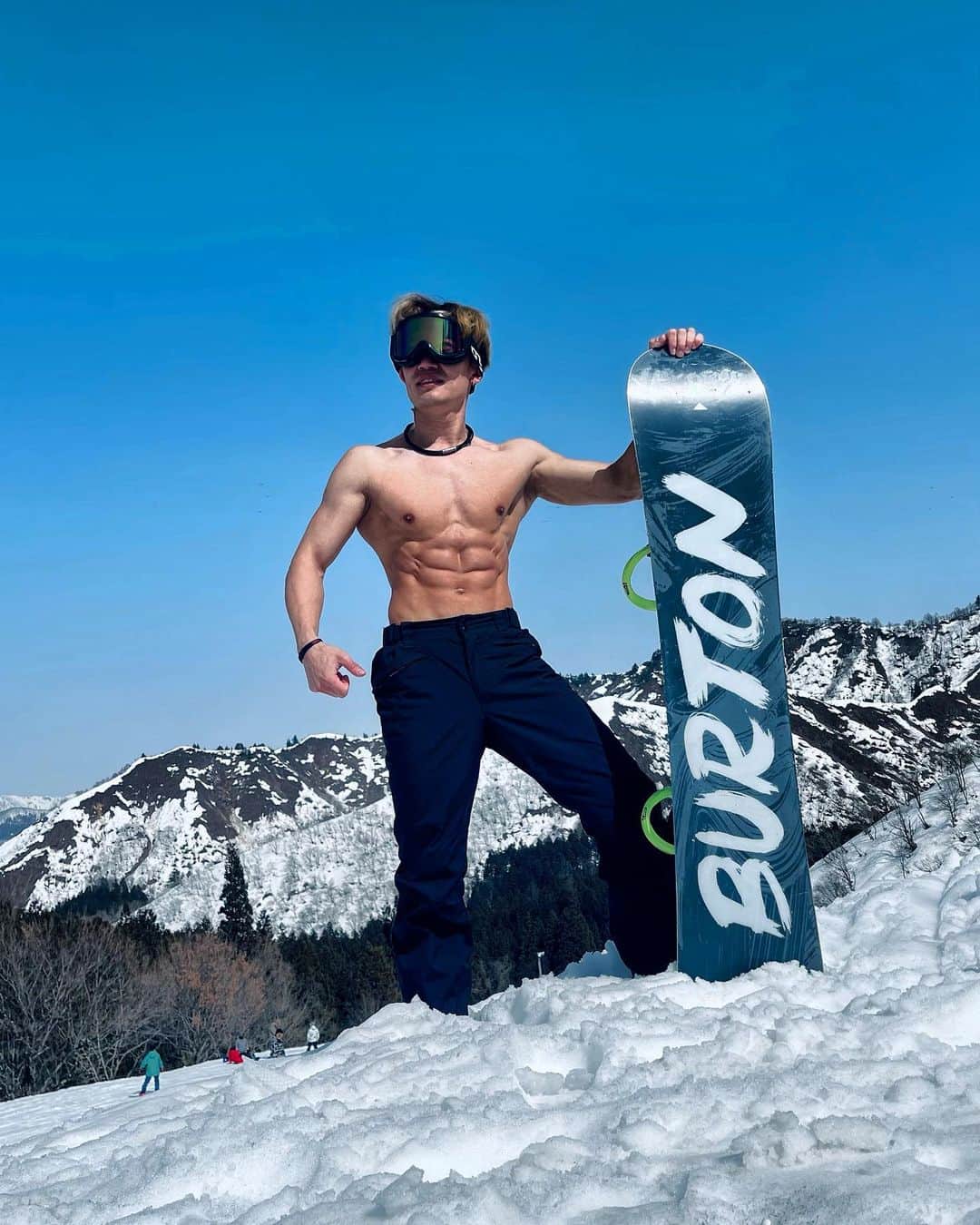 山葵のインスタグラム：「Powder snow? No. Power Snow.  #snowboarding  #スノーボード #muscle  #筋肉男子」