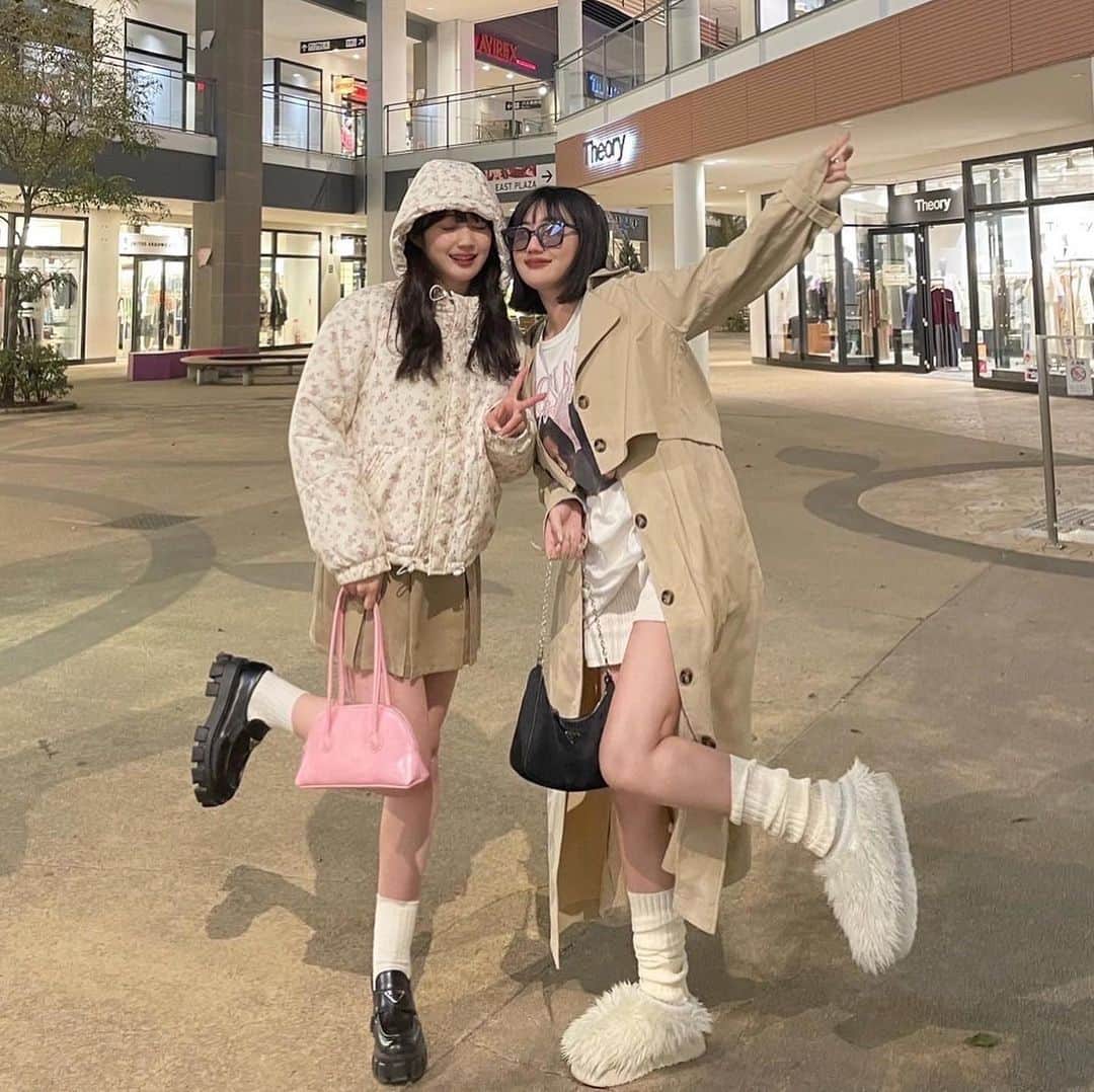 河崎みーなのインスタグラム：「春っぽコーデ💕 リナとたまたま色合いが似てたからツインルック風❕  マルチウェイでつかえるトレンチがお気に入りコーデ🧥　@epimi_epimmy  . . .」