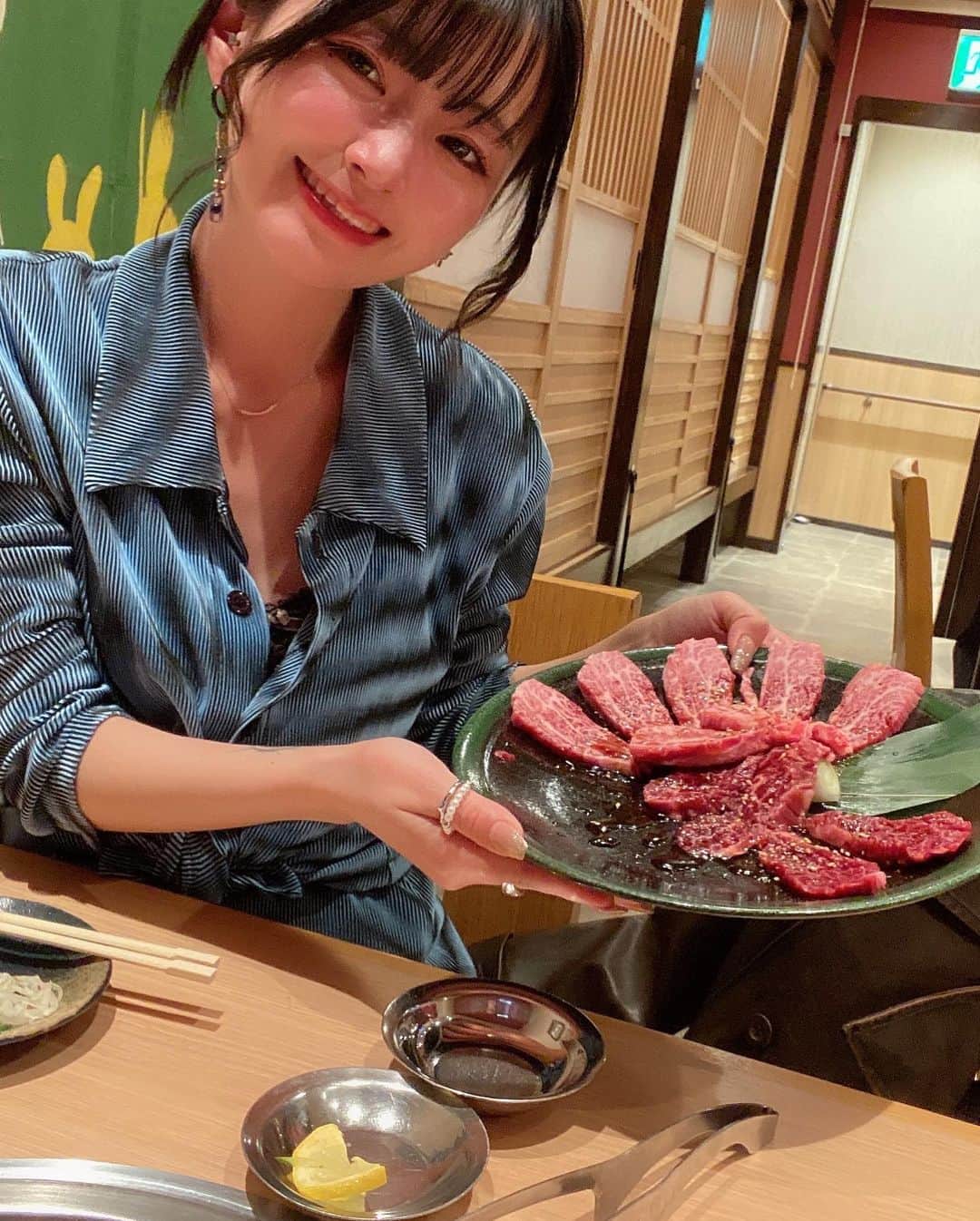霧宮てんさんのインスタグラム写真 - (霧宮てんInstagram)「ママが昔着てた洋服を貰って着てみました(*´ω`*) バブル時代ってやつです！ 似合うかな？❤︎ 祖父母に焼肉をプレゼントして、感謝デートしてきました🥩 写真は祖母が撮ったのですが、上手でビックリ！！ おじいちゃん、おばあちゃん、いつもありがとう❤️」3月11日 20時00分 - kirimiya_ten