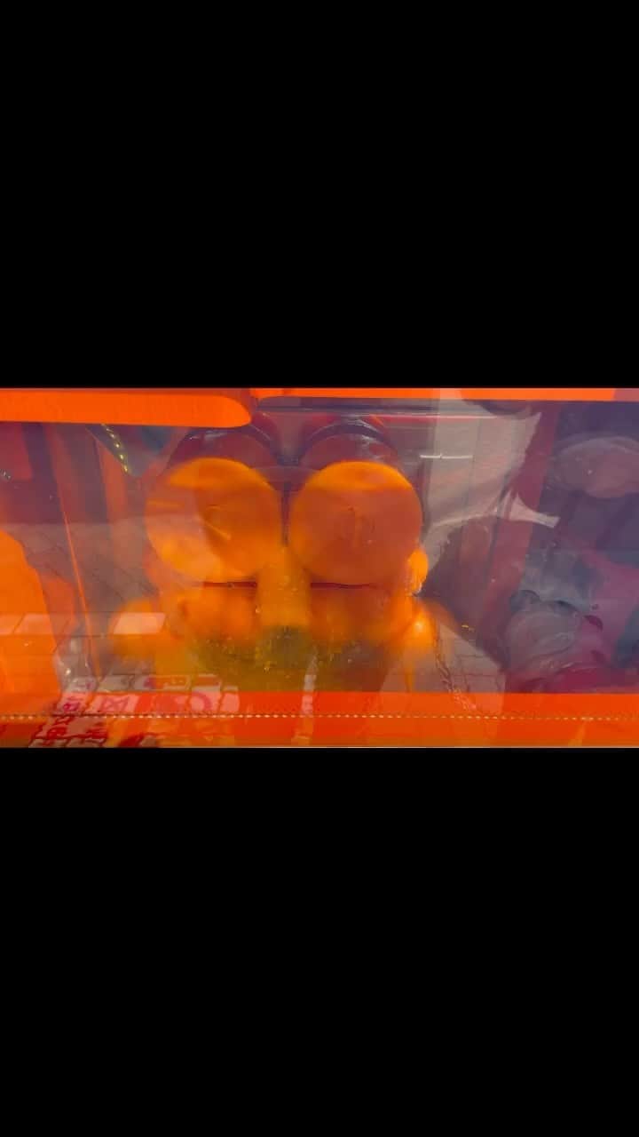 石黒彰のインスタグラム：「生オレンジジュースの自動販売機！新鮮で美味い！😆」
