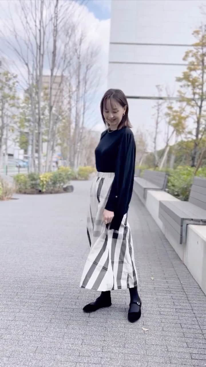 乙黒えりのインスタグラム：「暖かい日が増えてきて嬉しい😆けど花粉はいやや🌸酷かったのにほぼ目薬だけで耐えれるようになったのは#腸活　#菌活　のおかげかな!  特に今月に入ってから、花粉辛いの嫌だから食べ物もめっちゃ気をつけてる😌納豆、めかぶ、もち麦や玄米、ANP71や麹パワードリンク、KINSサプリで毎日ゴリゴリに菌活。笑　　花粉症の時期が終わったらまた緩むと思うけどw  今週の#オフィスコーデ　は シャカシャカ系の生地でハリ感がでる 大きめチェックがかわいい👗 #カラーチェックスカート @boujeloud_official #アンサンブル　@uniqlo_jp  #ママコーデ#ママファッション #boujeloud #uniplo#チェックスカート」
