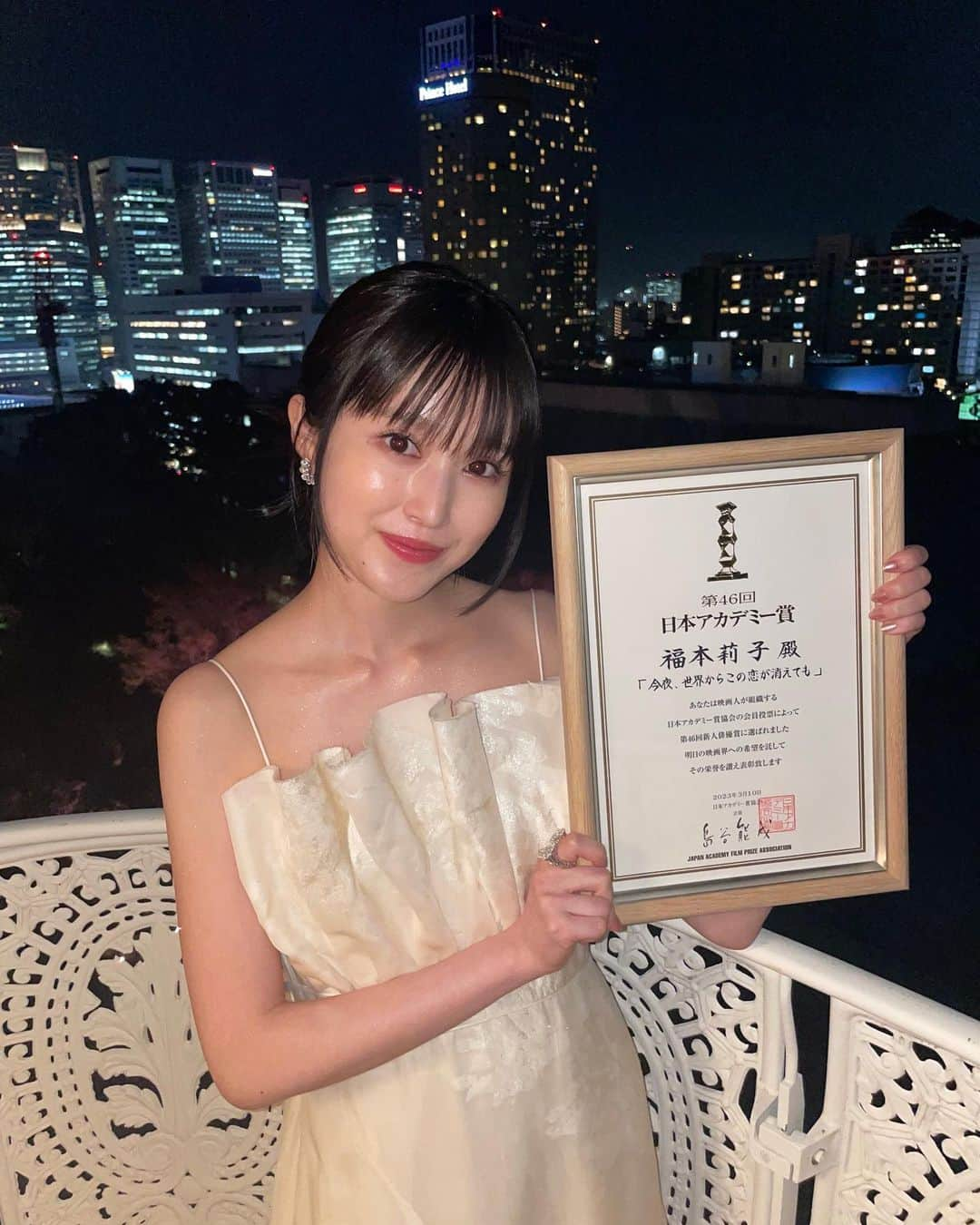 福本莉子さんのインスタグラム写真 - (福本莉子Instagram)「第46回日本アカデミー賞授賞式 新人俳優賞を頂きました。 忘れたくない夢のような時間でした。 沢山の方に支えられて今の私がいます。 これからも真摯に作品と向き合っていいもの作っていけるよう努力してまいります。 ⁡ 「今夜世界からこの恋が消えても」を一緒につくりあげてくださった皆様、 セカコイを愛してくださった皆様、 本当にありがとうございました！」3月11日 14時30分 - riko_fukumoto_