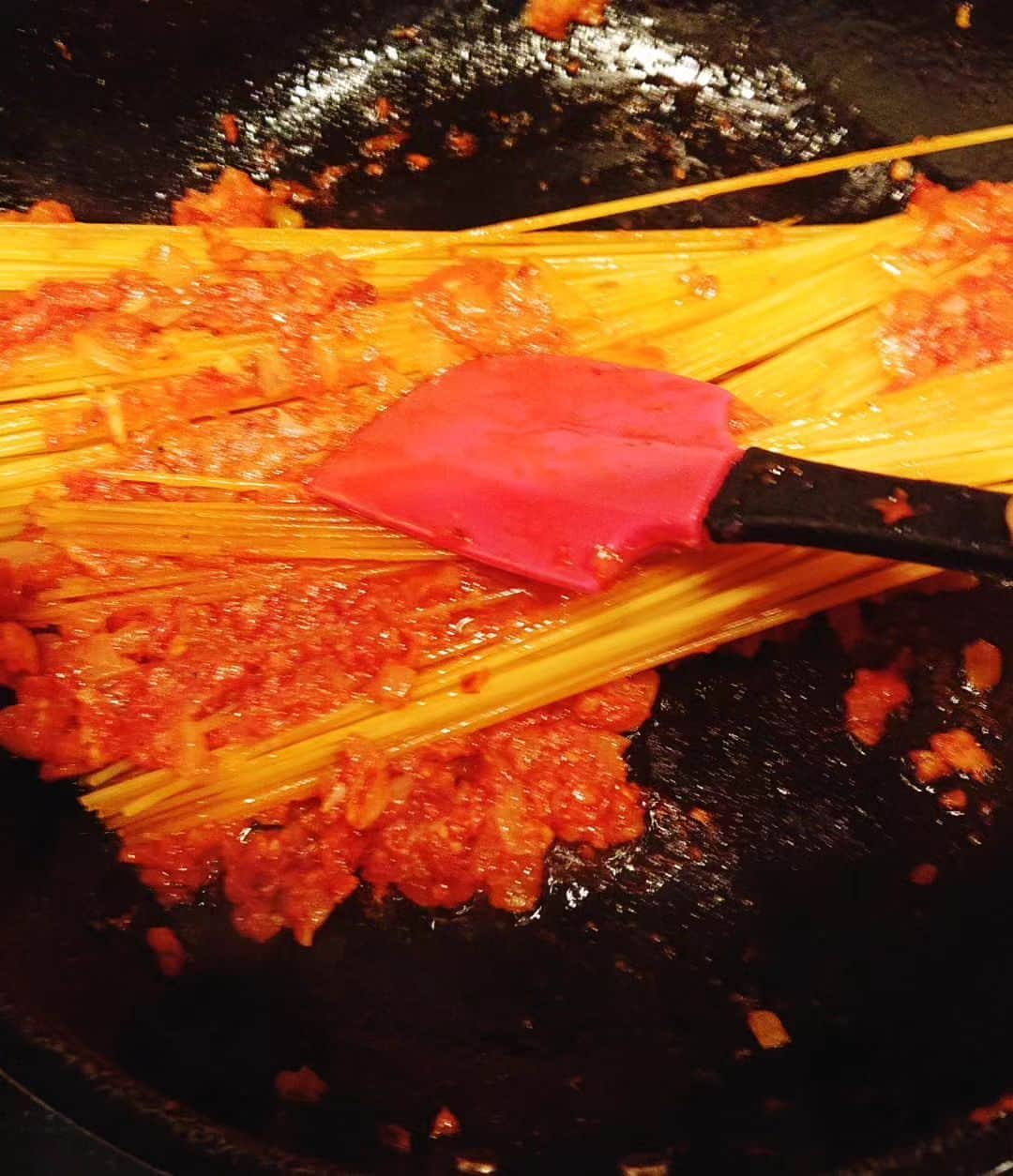 真鍋摩緒さんのインスタグラム写真 - (真鍋摩緒Instagram)「【暗殺者のパスタ🍝】 巷で話題になってる 「暗殺者のパスタ」を旦那さんの食べたいリクエストにより再現！🍳  イタリアはプーリア地方で大流行中のこのパスタは 材料だけで見ればシンプルなトマトパスタ。 別の名を「お焦げパスタ」とも言います。    最大のコツは とにかく全工程で焦がしながら仕上げること！ そして水をほぼ使わないこと！ この２つによってとんでもなく味が凝縮&香ばしく仕上がるのだ😍  凝縮しまくったトマトソースが 赤黒いので、血に見立てて🔪 この名前になったんだって🤣  作り方もなかなか掟破りでね！ ①ニンニク唐辛子玉ねぎトマトとにかく焦がしながら火入れ！ ②パスタは茹でずに投入！ヘラでペタペタ 焼きながらトマトソースを押し付けてトマトの水分を入れていく！&焦がす。 ③最後の最後にお水最低限量入れて仕上げ！  ここで大切になのは 焦がすと言いつつ、黒焦げにはしないこと！ 特に最初のにんにくを焦がしすぎると 最後まで炒め続け、水分でまとめる中で どうしても黒焦げ苦味が全体に広がっちゃう🙅  ゴールから逆算して にんにくの焦がし具合を想定するのが 結構腕の見せどころっす！ あとは、鉄鍋や鉄フライパンがあると尚香ばしくてお勧め😋  ということで 旦那さんの暗殺成功👍️(違)  #暗殺者のパスタ」3月11日 14時33分 - maomanabe