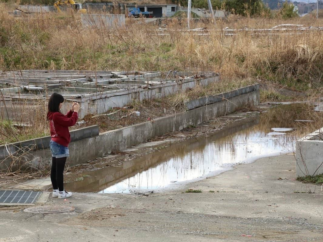 河出奈都美さんのインスタグラム写真 - (河出奈都美Instagram)「. 東日本大震災から今日で12年。 今年も3月11日午後2時46分を迎えます。  私は当時中学2年生、学校の体育館でスポーツ大会の最中でした。 最初に異変を感じたのは、音。突然、天井の照明がガタガタと大きな音を立て始めました。 次の瞬間、下から突き上げるような揺れが地響きとともに起こりました。震度5弱、こんなに大きな地震は初めてで、恐怖に震えました。先生の必死な表情が、今でも目に焼き付いています。  校庭に避難してから校長先生から告げられたのは、「宮城県で震度7」の言葉。体がこわばりました。福島に住んでいる親戚のことが心配でたまらなくなっていました。  幸いにもひいおばあちゃん達は無事で安心したかと思いきや、テレビで津波の映像を見たときでした。 「何これ？」 感情の整理が全くつきませんでした。時間の経過とともに増え続ける被害の数。さらに追い討ちをかけるように流れたのが、福島第一原発事故のニュースでした。  本当はすぐにでも福島に行きたかった。「何で私はダメなの？」と反発していました。そして、親戚と再会し、津波の被害を受けた相馬市と新地町をようやく訪れることができたのは、2014年のことでした。  次の投稿につづきます  写真 ①2007年相馬市 ②2014年相馬市 ③2014年新地町 ④2014年新地町　弟と  #東日本大震災 #震災から12年 #震災を忘れない #福島 #復興」3月11日 14時40分 - kawade_natsumi