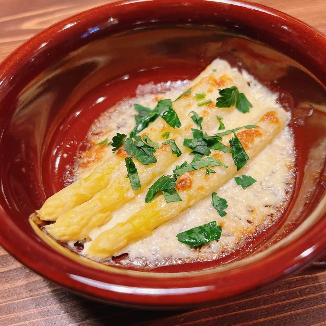 星村麻衣のインスタグラム：「大好きなホワイトアスパラの季節😍🙌✨ チーズで焼いたのはもちろん、茹で汁を使って生米から作ったホワイトアスパラと青のりのリゾットが美味しすぎました❣️🤤 #ホワイトアスパラ #リゾット」