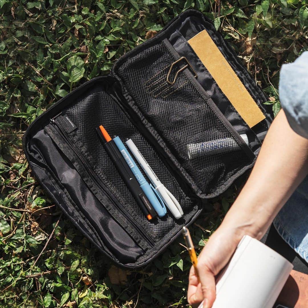 TOOLS to LIVEBY / 禮拜文房具さんのインスタグラム写真 - (TOOLS to LIVEBY / 禮拜文房具Instagram)「- 厭倦坐在辦公室裡嗎？帶上你的電腦、iPad或是筆記文具，找個舒適的地方工作，或許能收獲更多靈感喲！  - Mark's Togakure 輕量收納包，有8吋、11吋、13吋，材質防潑水不易破，多款顏色可選擇。  #newarrivals #carringcase #外出辦公輕鬆打包」3月11日 14時49分 - toolstoliveby
