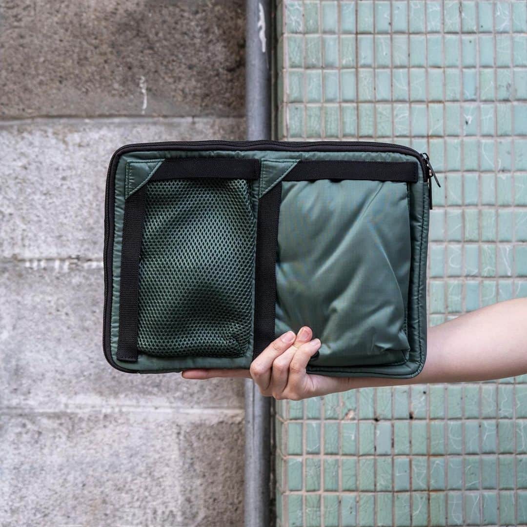 TOOLS to LIVEBY / 禮拜文房具さんのインスタグラム写真 - (TOOLS to LIVEBY / 禮拜文房具Instagram)「- 厭倦坐在辦公室裡嗎？帶上你的電腦、iPad或是筆記文具，找個舒適的地方工作，或許能收獲更多靈感喲！  - Mark's Togakure 輕量收納包，有8吋、11吋、13吋，材質防潑水不易破，多款顏色可選擇。  #newarrivals #carringcase #外出辦公輕鬆打包」3月11日 14時49分 - toolstoliveby
