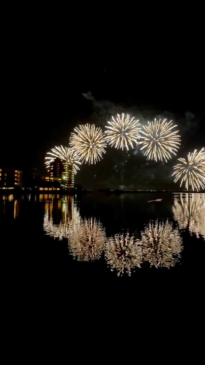 琵琶湖グランドホテル / 京近江のインスタグラム：「お客様のサプライズで素敵なプライベート花火が目の前の琵琶湖からあがりました✨ #琵琶湖 #プライベート花火 #花火 #びわ湖花火 #水鏡 #絶景 #びわ湖大津いいね #滋賀観光 #今こそ滋賀を旅しよう #滋賀 #京都 #旅行 #琵琶湖グランドホテル #京近江 #lakebiwa #fireworks #reflection #beautifulview #nightview #gobiwako #hellootsu #shiga #kyoto #japan #travel #biwakograndhotel #kyooumi @biwakograndhotel_kyooumi」