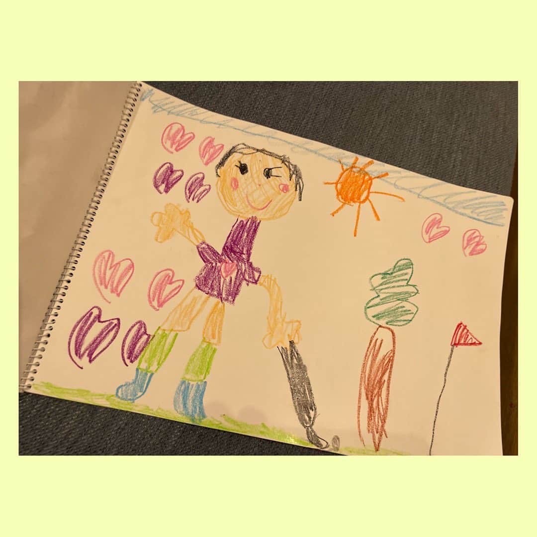 藤井奈々のインスタグラム：「娘がスクールで描いてきた 将来の夢。。💚  こはちゃんは プロゴルファー⛳️🏌️‍♀️  になりたいらしいです🥰  初めてゴルフの試合を 一緒に観に行って、  「かっこい！！🥹✨✨」  って、目をキラキラさせてたね✨✨  3歳から始めたゴルフ。  こんなにつづくと、 思わなかったよ☆  もうすぐ、初ラウンド。。♡ ドキドキだねっ。  「わからない」  ことを、  「わからない」  って言えることって、 とっても大事だよね。  昨日は、そんなことを学んだ 練習dayでした☆  がんばれこはる🌸  たのしめ、こはる🌸🫶  #golf  #juniorgolf  #5さい」