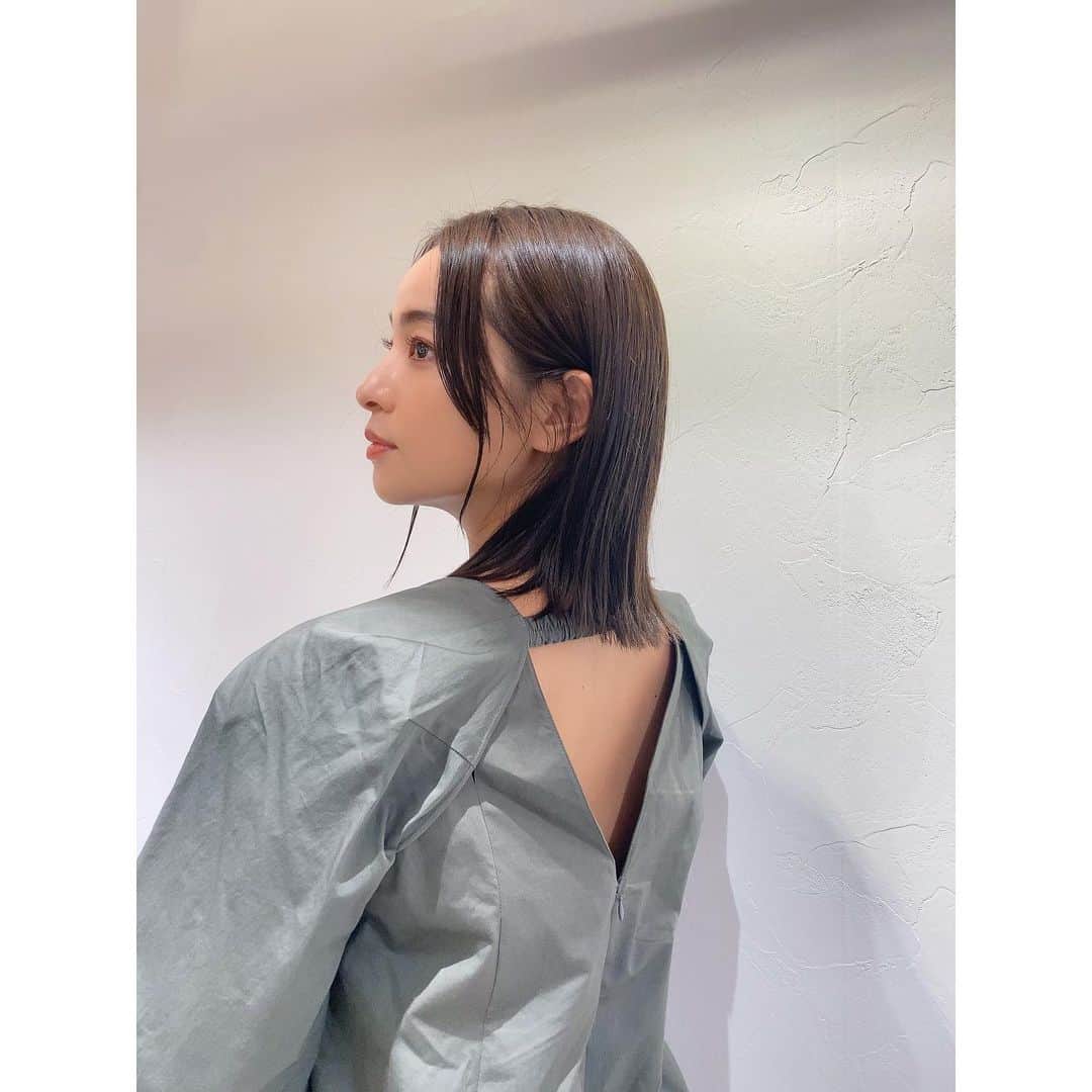 水崎綾女のインスタグラム：「@_josemoon_   New dress  ノースリーブワンピース一枚でも着られるし、おしゃれすぎるボレロを合わせるとまた可愛くてグッと気分が上がる⤴︎⤴︎⤴︎ 背中が綺麗に見えるデザインなのも好きなポイント。  #fashion #photo #good #ootd #dress #ドレス #ワンピース #👗 #josemoon #私服 #しふく」