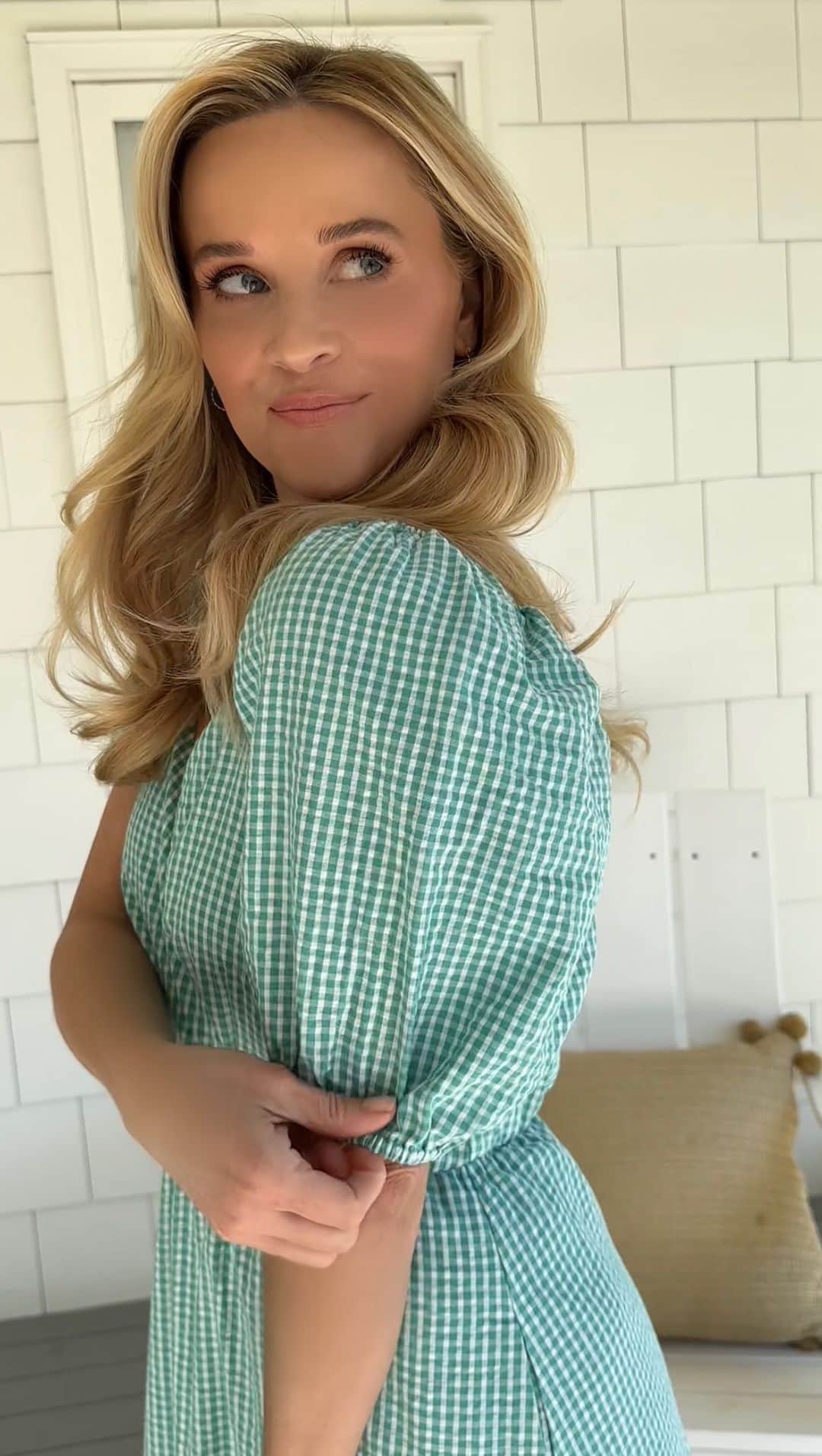 リース・ウィザースプーンのインスタグラム：「It’s all in the details ✨🤩 The new @draperjames RSVP Spring collection is now available at @kohls!」