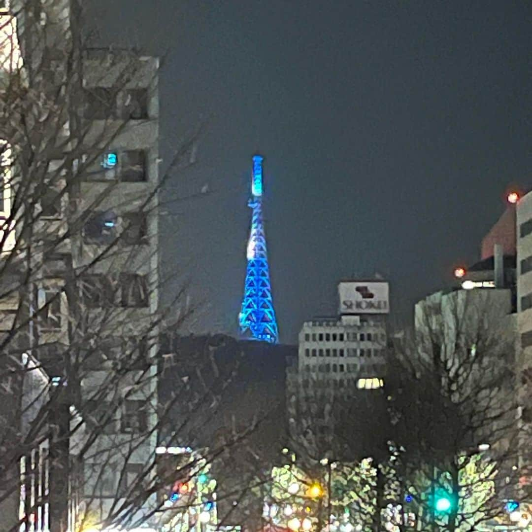 羽生結弦さんのインスタグラム写真 - (羽生結弦Instagram)「仙台一人旅2日目、いろんなところ行けて楽しすぎた〜🫶🏻❤️  良くしてくださるフォロワーさんと朝からアイリン行ったり七北田公園散策したりお天気も良くてとっても楽しかった☀️ ずんだシェイクは初めて飲んだけど想像してたよりもうんとおいしかった〜！週一で飲みたい。 牛タンもせり鍋も食べれたし、あとは何か仙台でおすすめの食べ物あったら教えてください🍖  ポスター展は時系列でお写真を見ていきながらその時その時の羽生さんのこと、自分のことを思い出してまたうるうるしてしまった。  国際センターの羽生さんの手に自分の手を合わせてみたらしっかり羽生さんの手が大きくて1人でキュンキュンしておりました😌  ホテルに帰る途中ミヤテレタワーが青色に光っていました。 #羽生結弦 #yuzuruhanyu #figureskating #figureskater」3月12日 0時47分 - yuzu_kanami