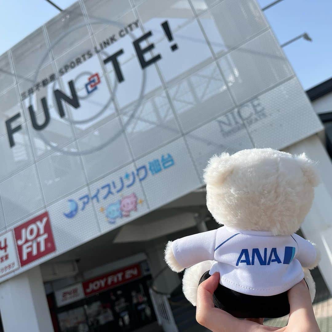 羽生結弦のインスタグラム：「仙台一人旅2日目、いろんなところ行けて楽しすぎた〜🫶🏻❤️  良くしてくださるフォロワーさんと朝からアイリン行ったり七北田公園散策したりお天気も良くてとっても楽しかった☀️ ずんだシェイクは初めて飲んだけど想像してたよりもうんとおいしかった〜！週一で飲みたい。 牛タンもせり鍋も食べれたし、あとは何か仙台でおすすめの食べ物あったら教えてください🍖  ポスター展は時系列でお写真を見ていきながらその時その時の羽生さんのこと、自分のことを思い出してまたうるうるしてしまった。  国際センターの羽生さんの手に自分の手を合わせてみたらしっかり羽生さんの手が大きくて1人でキュンキュンしておりました😌  ホテルに帰る途中ミヤテレタワーが青色に光っていました。 #羽生結弦 #yuzuruhanyu #figureskating #figureskater」