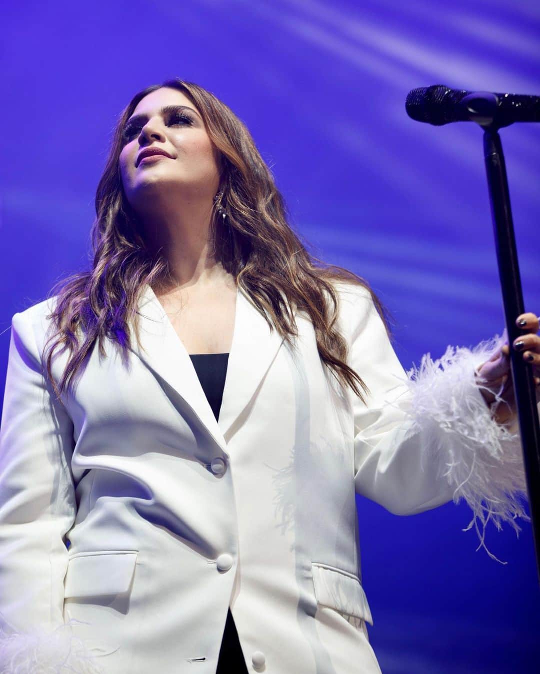 のインスタグラム：「Night 1 of @c2cfestival in Dublin. See you tonight London! 💗 📸 @hodgesusry  Glam: @ohmane REUNITED 🥹💓」