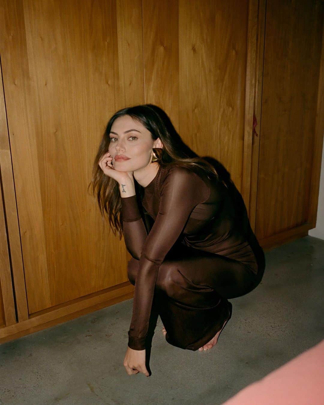 フィービー・トンキンのインスタグラム：「🎞 @adrianmartinn  @emmajademorrison @ysl  @emilychengmakeup @fa.rm.er x」