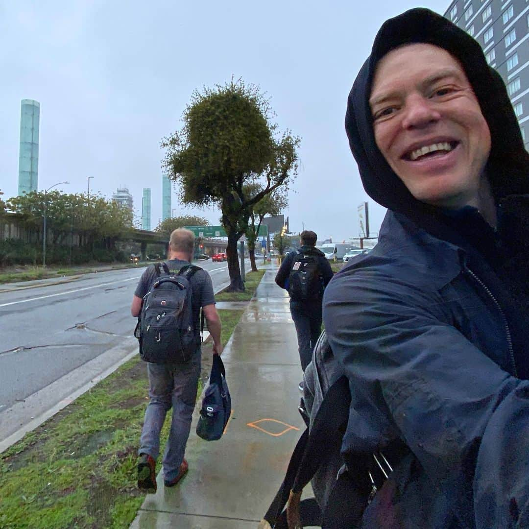 リック・バーチのインスタグラム：「Walking in LA…  Walking in El Aaa ya! No bony walks in LA.   -Missing Persons  Catchy tune, but not always true. This morning, Jimmy Eat World chose to walk to LAX. On their way to kick of an Australian East Coast tour supporting My Chemical Romance. Sorry, all gigs are sold out.」