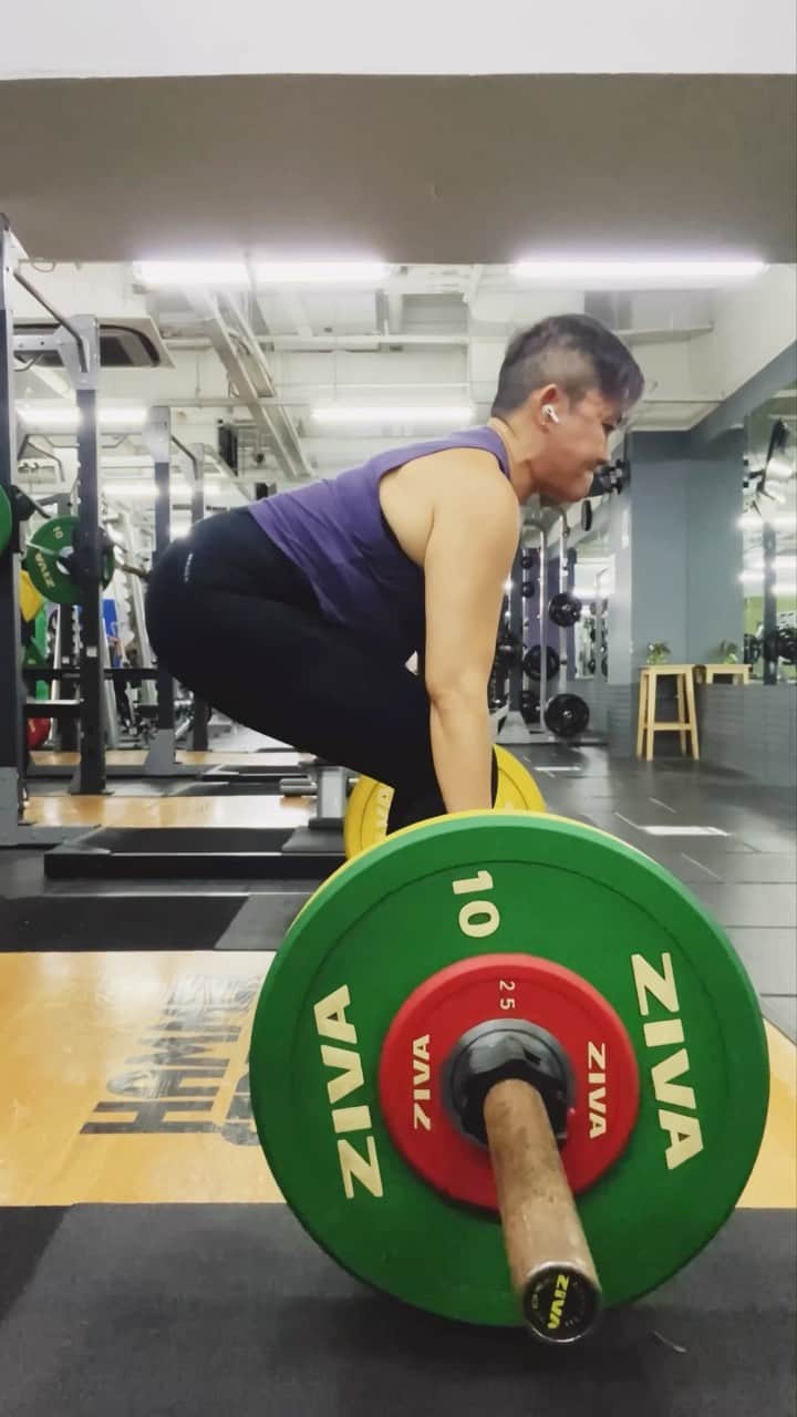 鄭碧瑩のインスタグラム：「Late to discover longer length Reels is now possible. If you have seen this in my stories, it’s a repost. In the meantime, get moving.   #strongwomen #strongwomenlift #squatbenchdeadlift #hypertrophy #liftforlife」