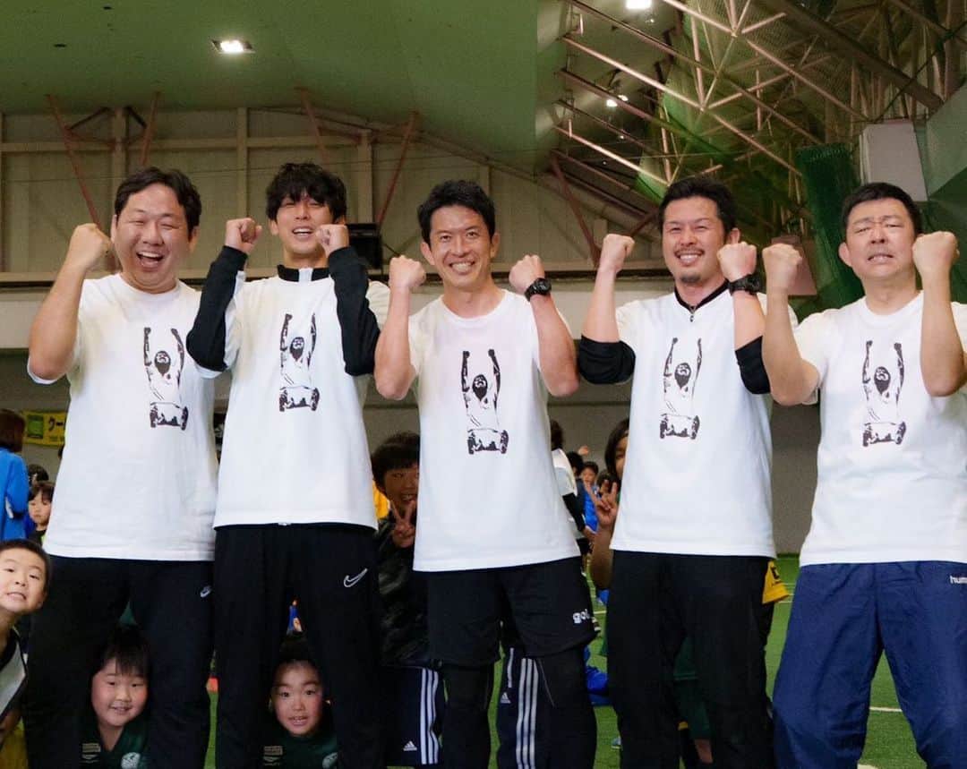 萬代宏樹さんのインスタグラム写真 - (萬代宏樹Instagram)「3.11  いつも東北のために何ができるのかを考えてサッカーをしていました。 現役を引退した今でもこういった日にこういったイベントのお手伝いをさせていただける事にとても幸せを感じます。  子供の笑顔は宝。  これからも東北のため、東北の子供達のために頑張りたいと思います。  #太田吉彰 #田村直也 #萬代宏樹 #東北人魂 #東北から世界へ」3月11日 16時42分 - bandaihiroki
