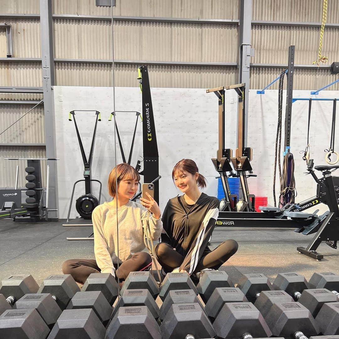 のインスタグラム：「新しくオープンしたジムにイッテキタニダ🏋🏼‍♀️♡  @asahi_oilers_crossfit  @crossfit_toyonaka   ホームページに沢山出演してるので 見てみてね〜🏋🏼‍♀️  #なんか私だけ顔丸くない？」