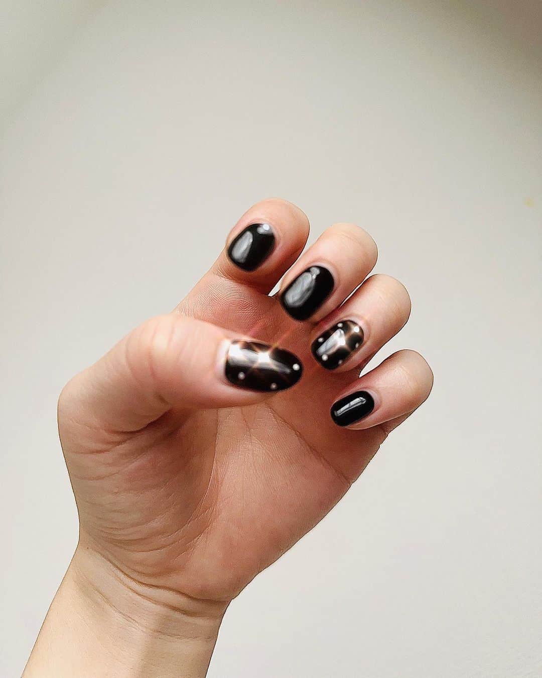 黒田絢子のインスタグラム：「My hand...🫶🏻🫰🏻🤘🏻🕊  #newnails  #nails  #ネイル #シンプルネイル #ブラックネイル #手相が変わってきた #blacknails」